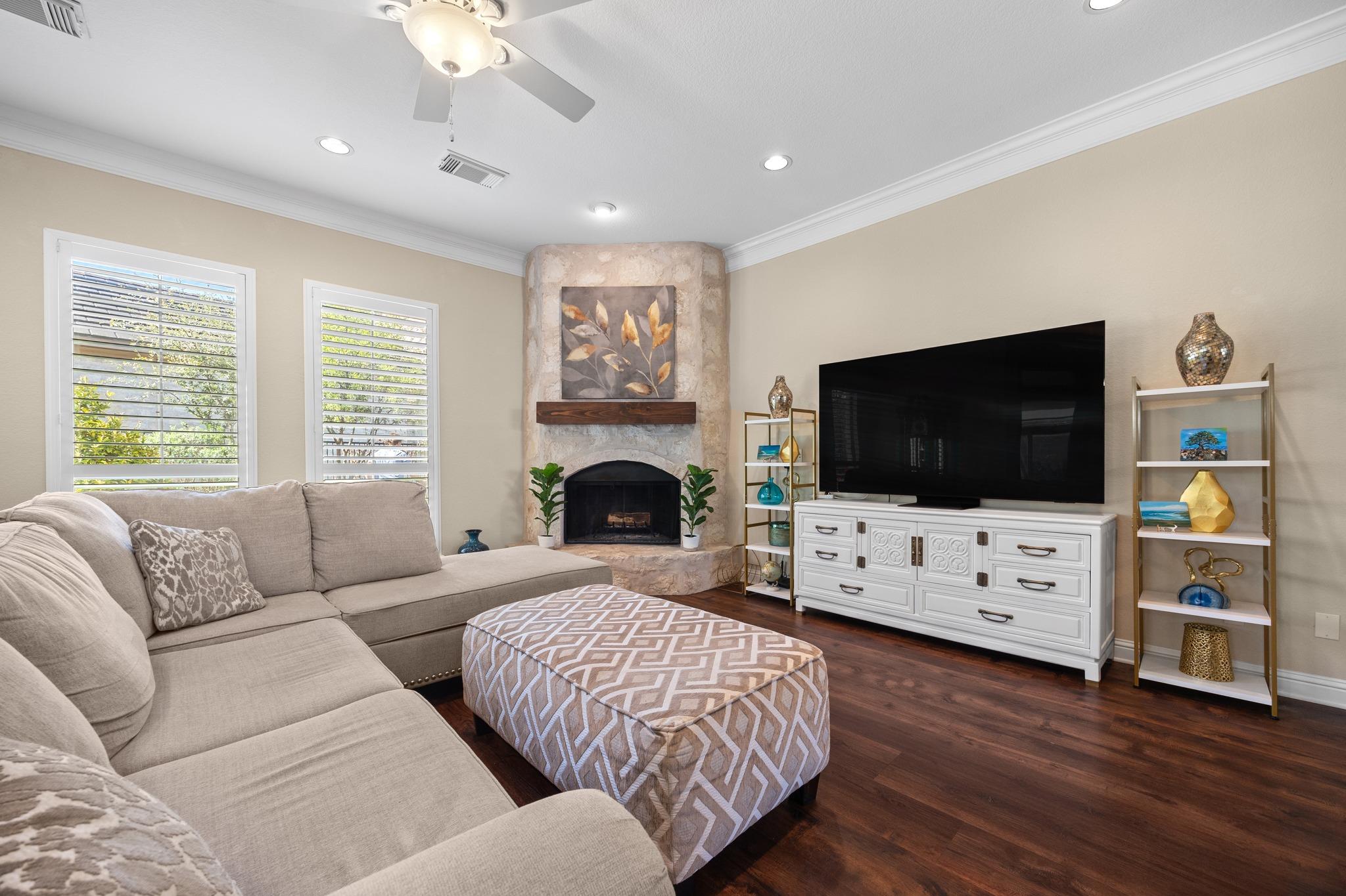 4 Hightrail Way, The Hills, TX 78738