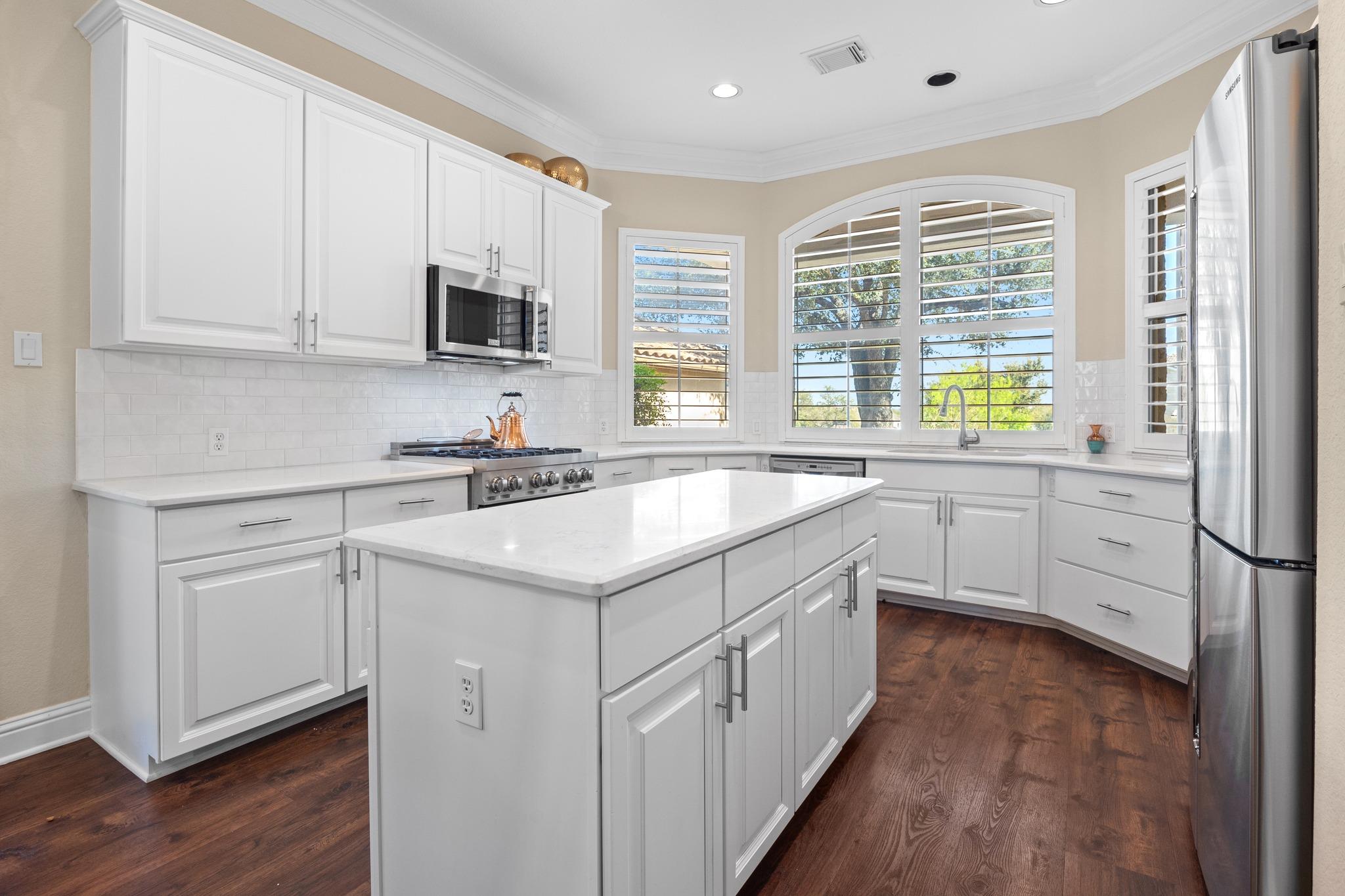 4 Hightrail Way, The Hills, TX 78738