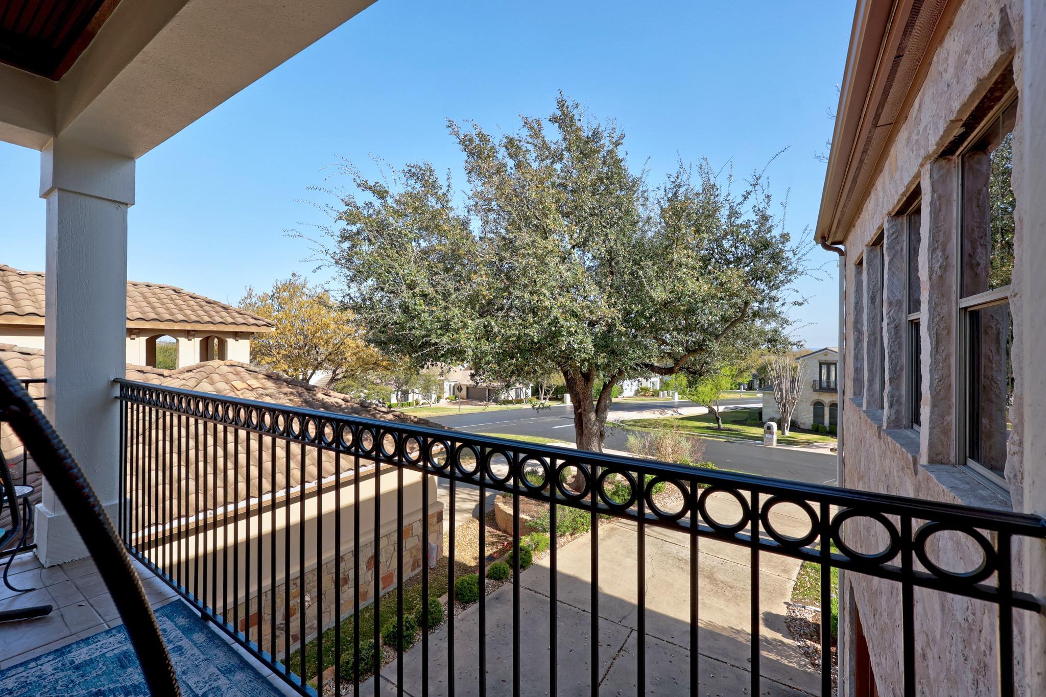 4 Hightrail Way, The Hills, TX 78738