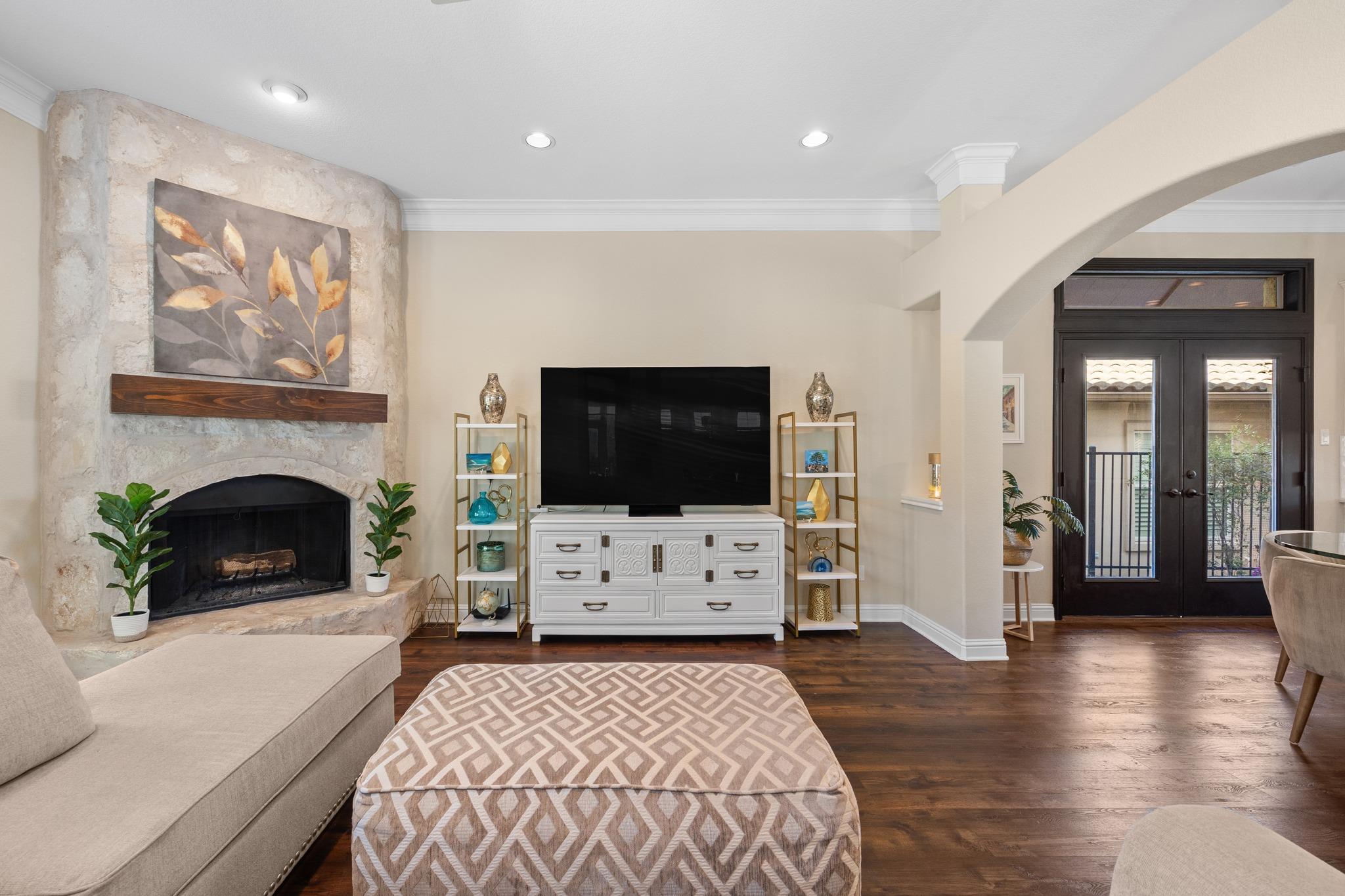 4 Hightrail Way, The Hills, TX 78738