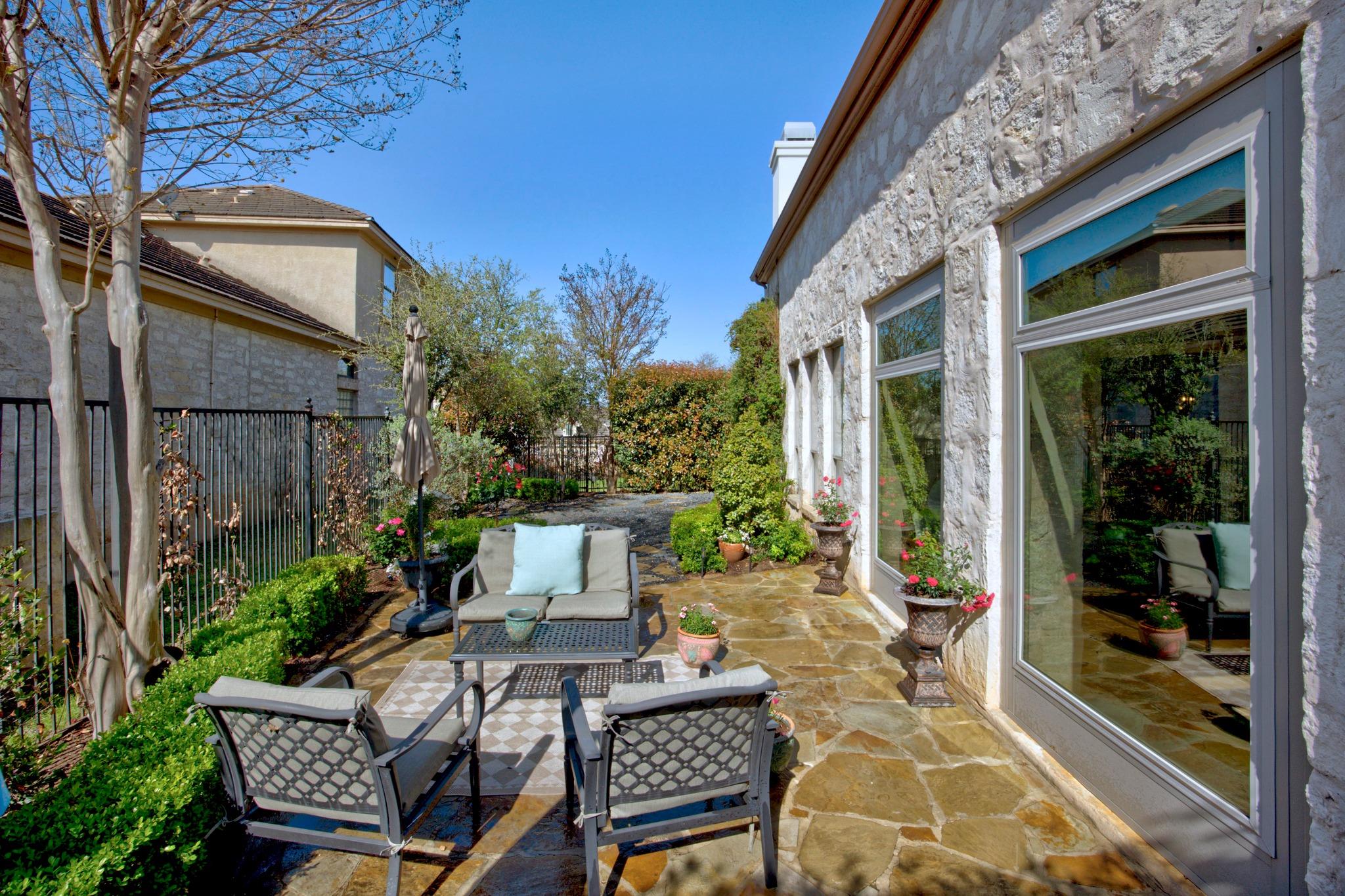 4 Hightrail Way, The Hills, TX 78738