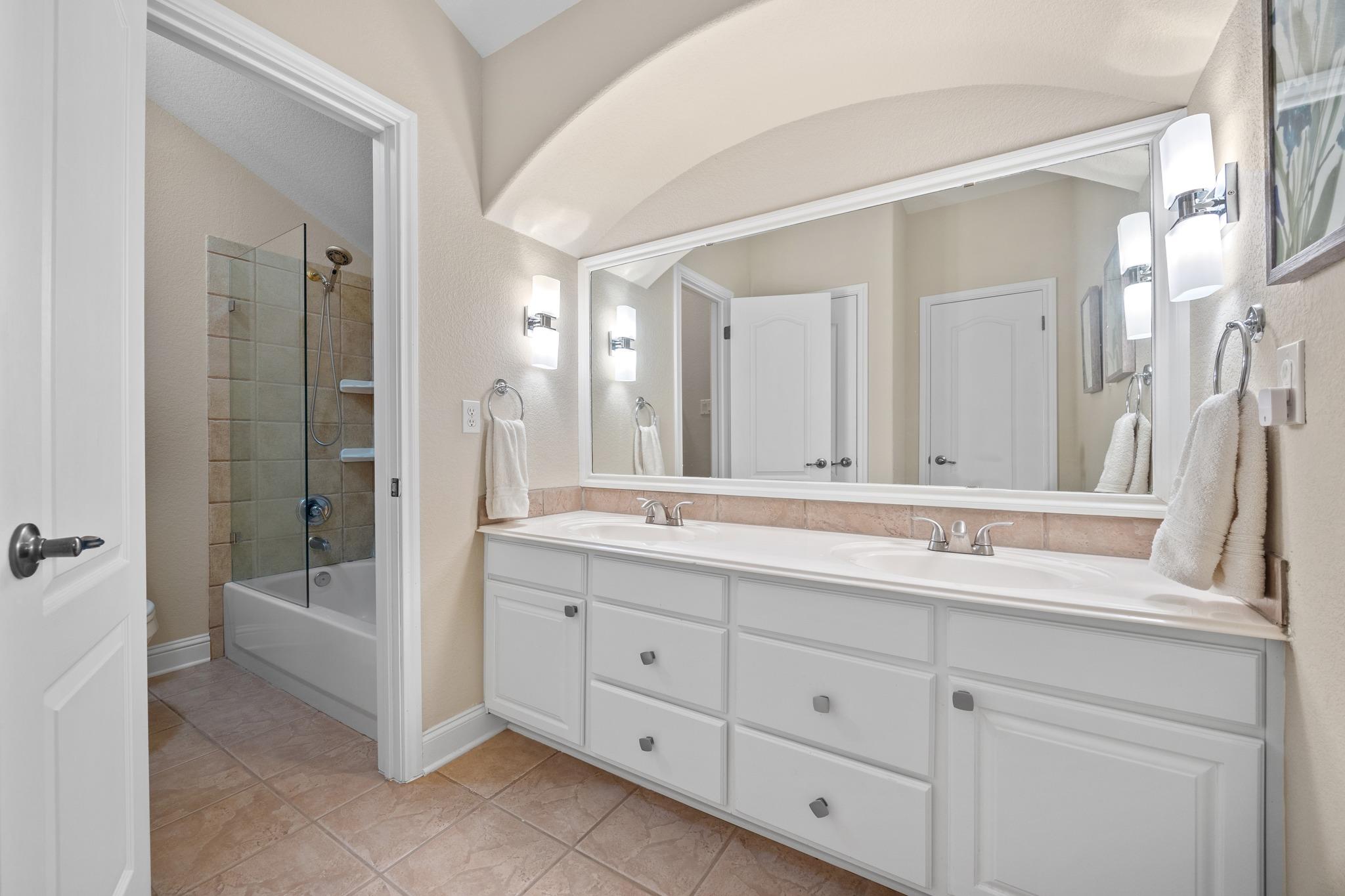 4 Hightrail Way, The Hills, TX 78738