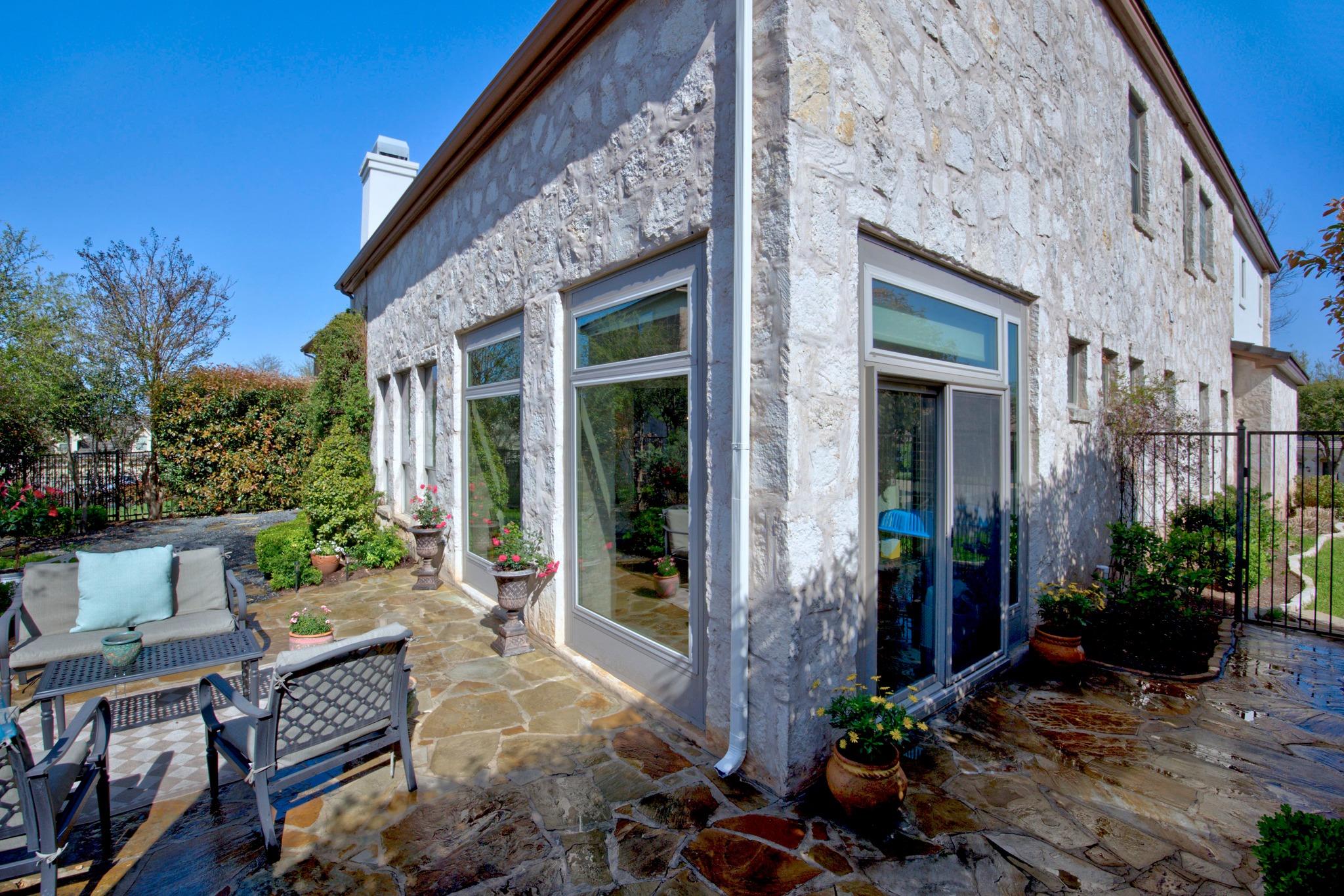 4 Hightrail Way, The Hills, TX 78738