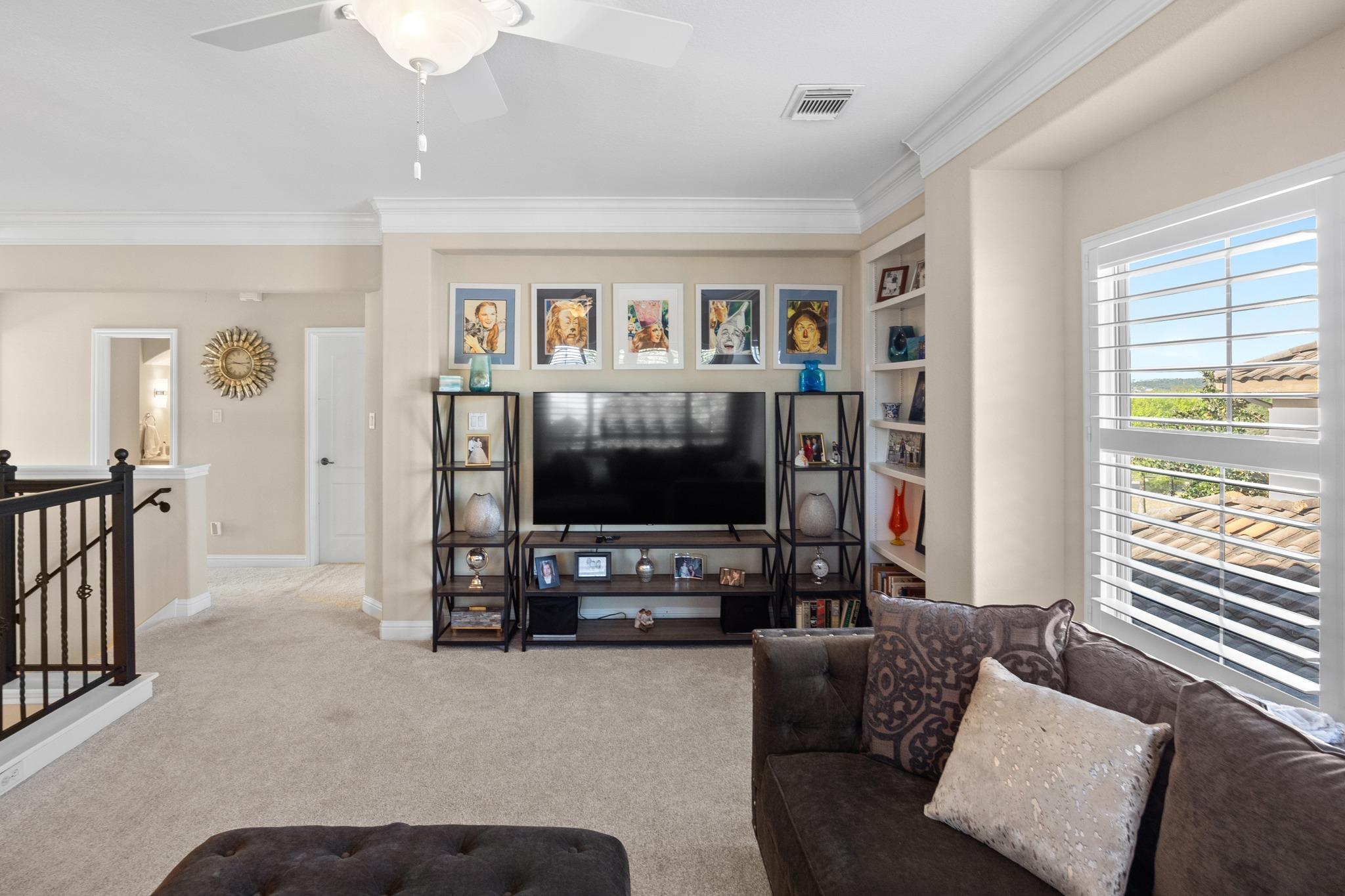 4 Hightrail Way, The Hills, TX 78738