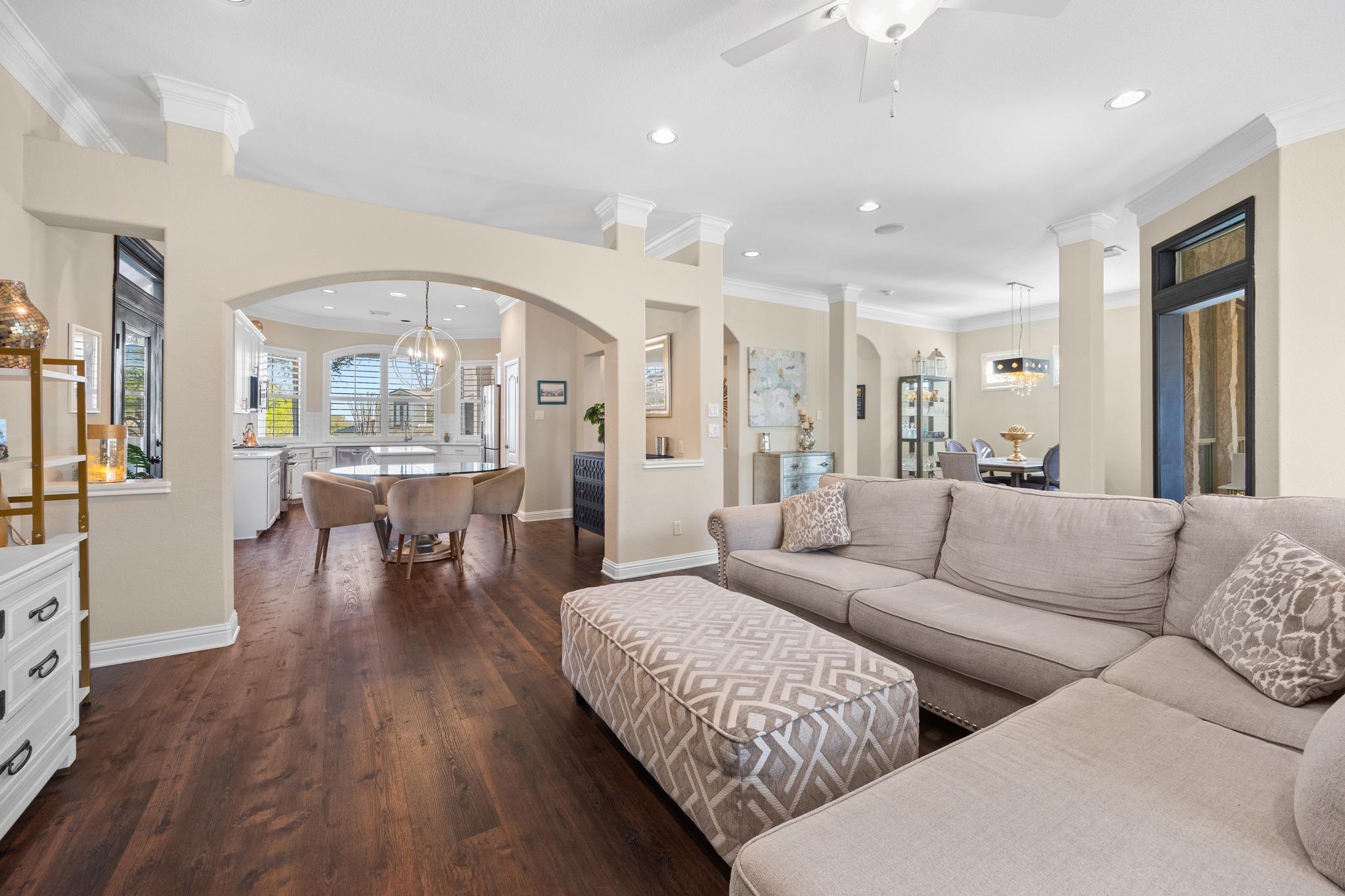 4 Hightrail Way, The Hills, TX 78738