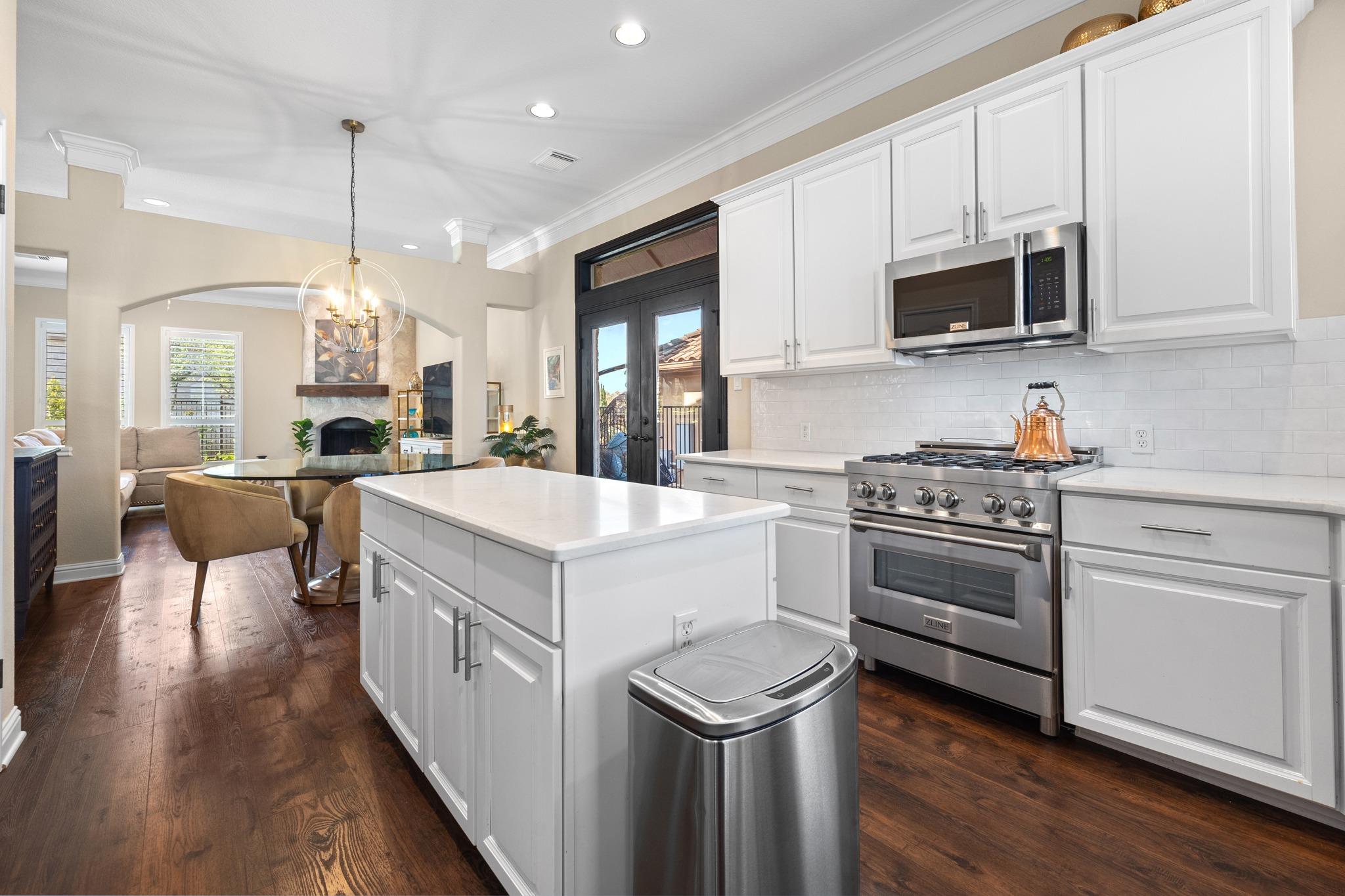 4 Hightrail Way, The Hills, TX 78738