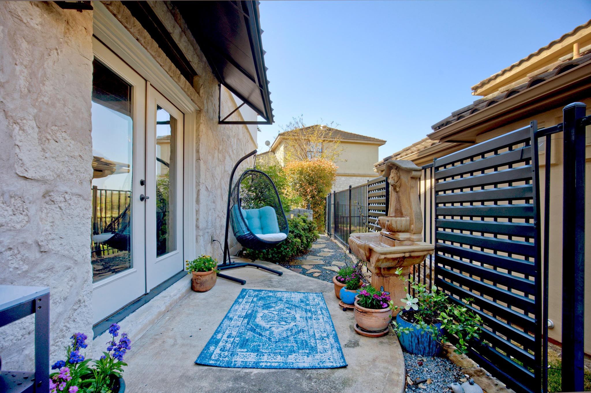 4 Hightrail Way, The Hills, TX 78738