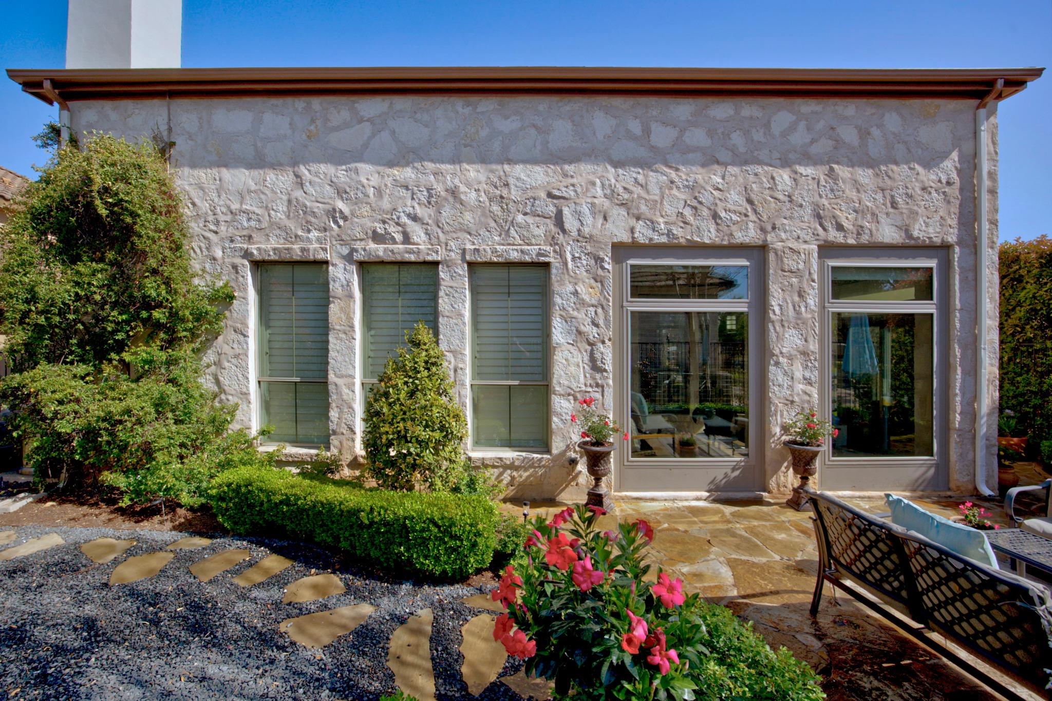 4 Hightrail Way, The Hills, TX 78738