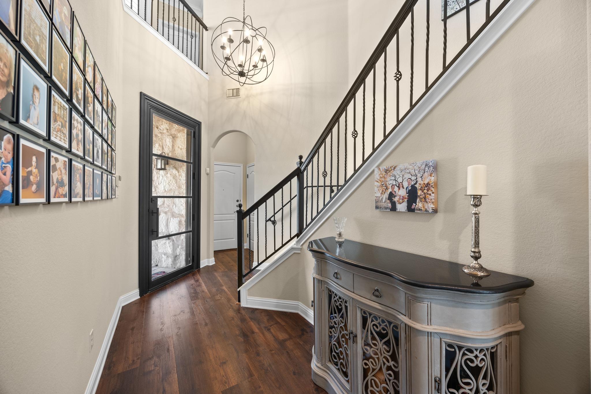 4 Hightrail Way, The Hills, TX 78738