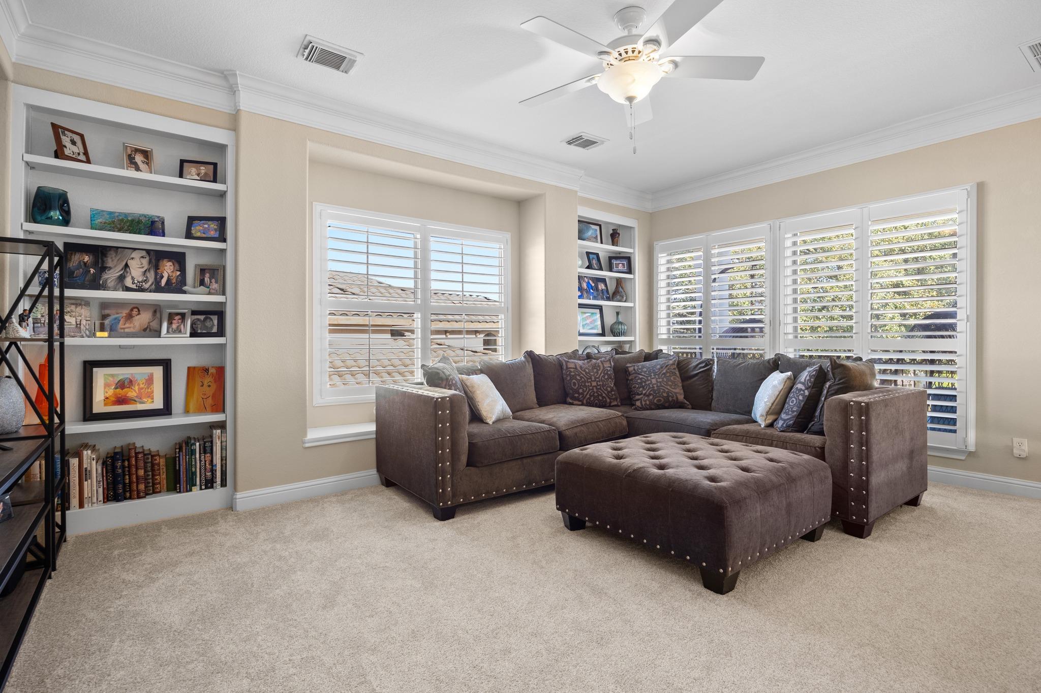 4 Hightrail Way, The Hills, TX 78738