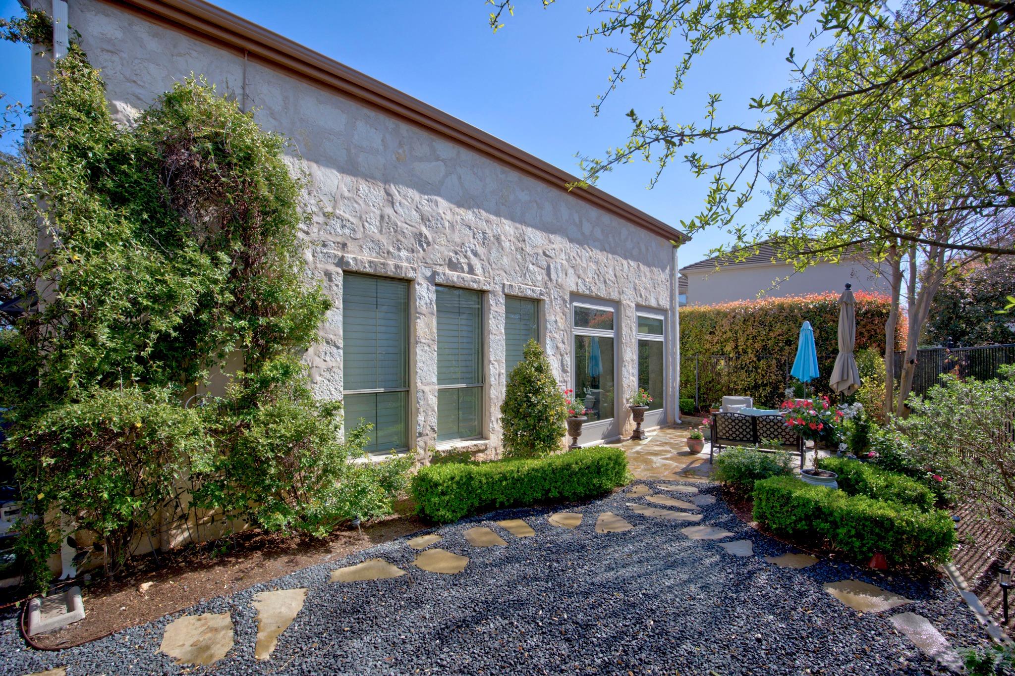 4 Hightrail Way, The Hills, TX 78738