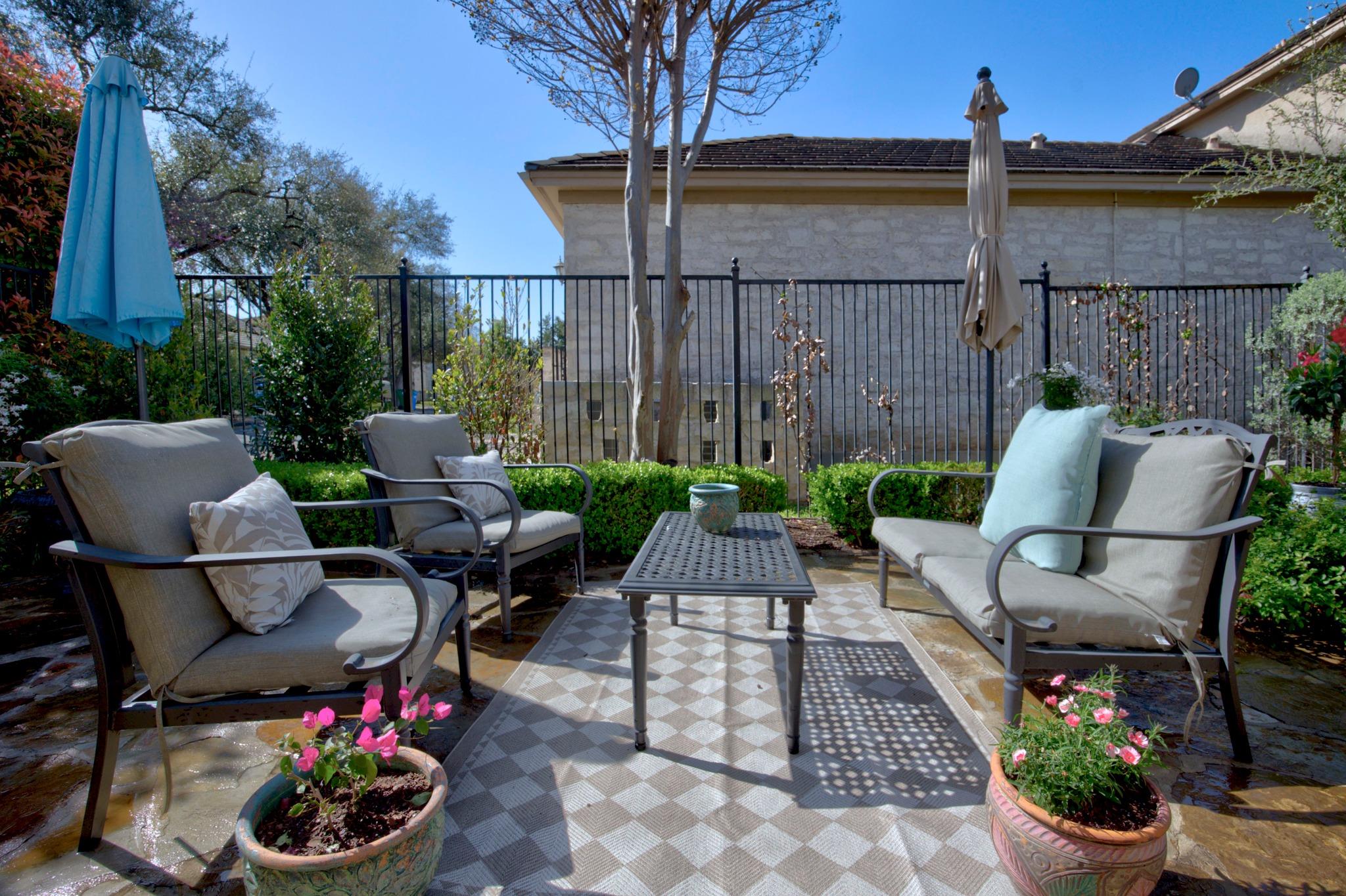 4 Hightrail Way, The Hills, TX 78738