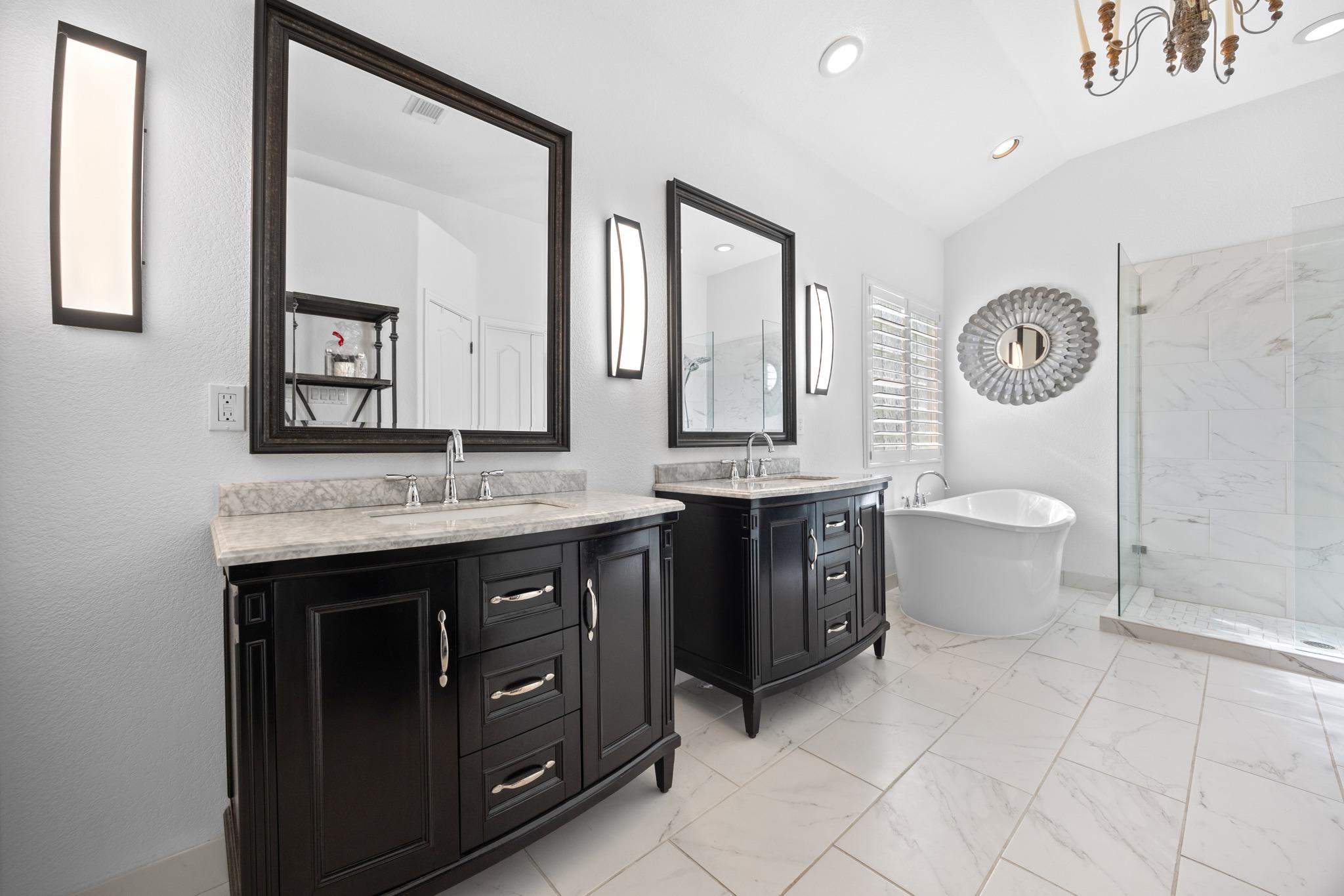 4 Hightrail Way, The Hills, TX 78738