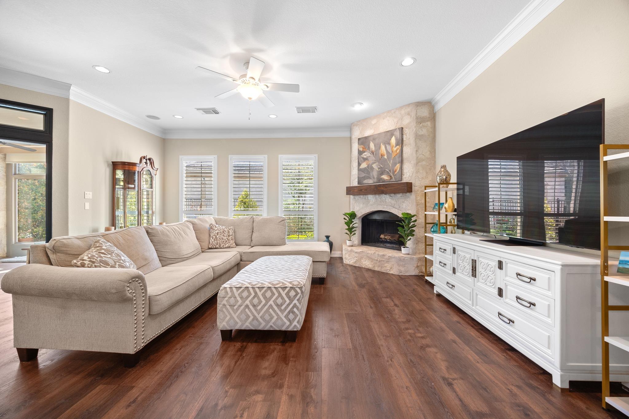 4 Hightrail Way, The Hills, TX 78738