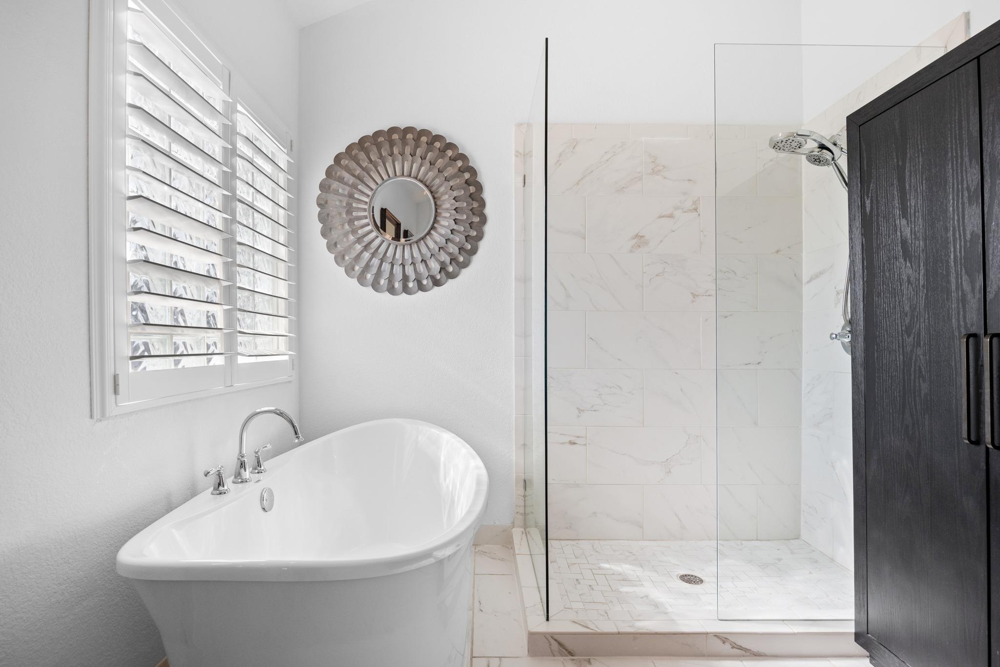 4 Hightrail Way, The Hills, TX 78738