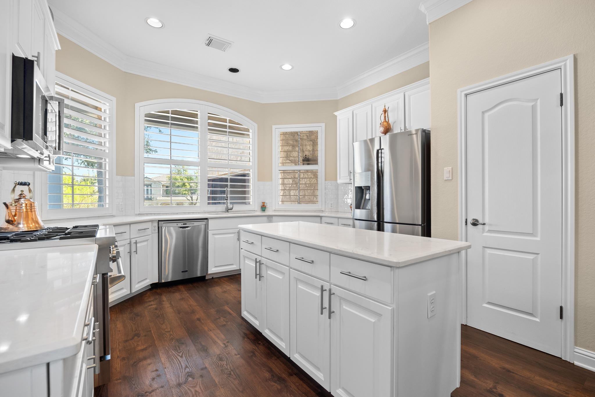 4 Hightrail Way, The Hills, TX 78738