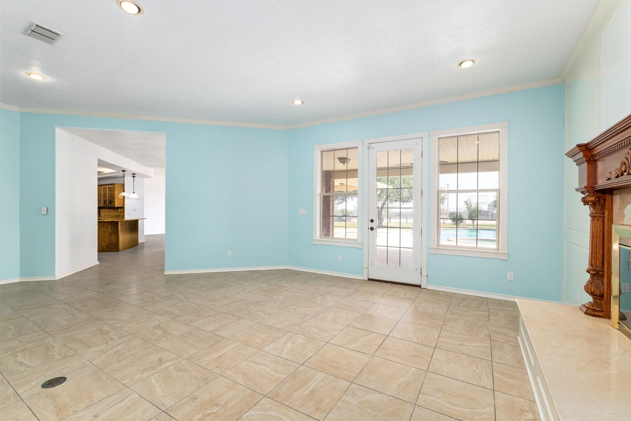 803 S Converse St, Flatonia, TX 78941