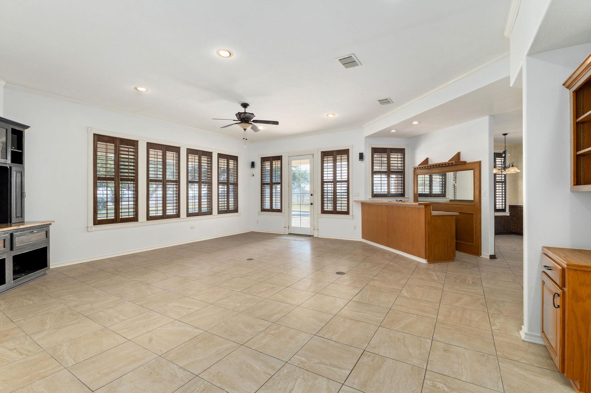 803 S Converse St, Flatonia, TX 78941