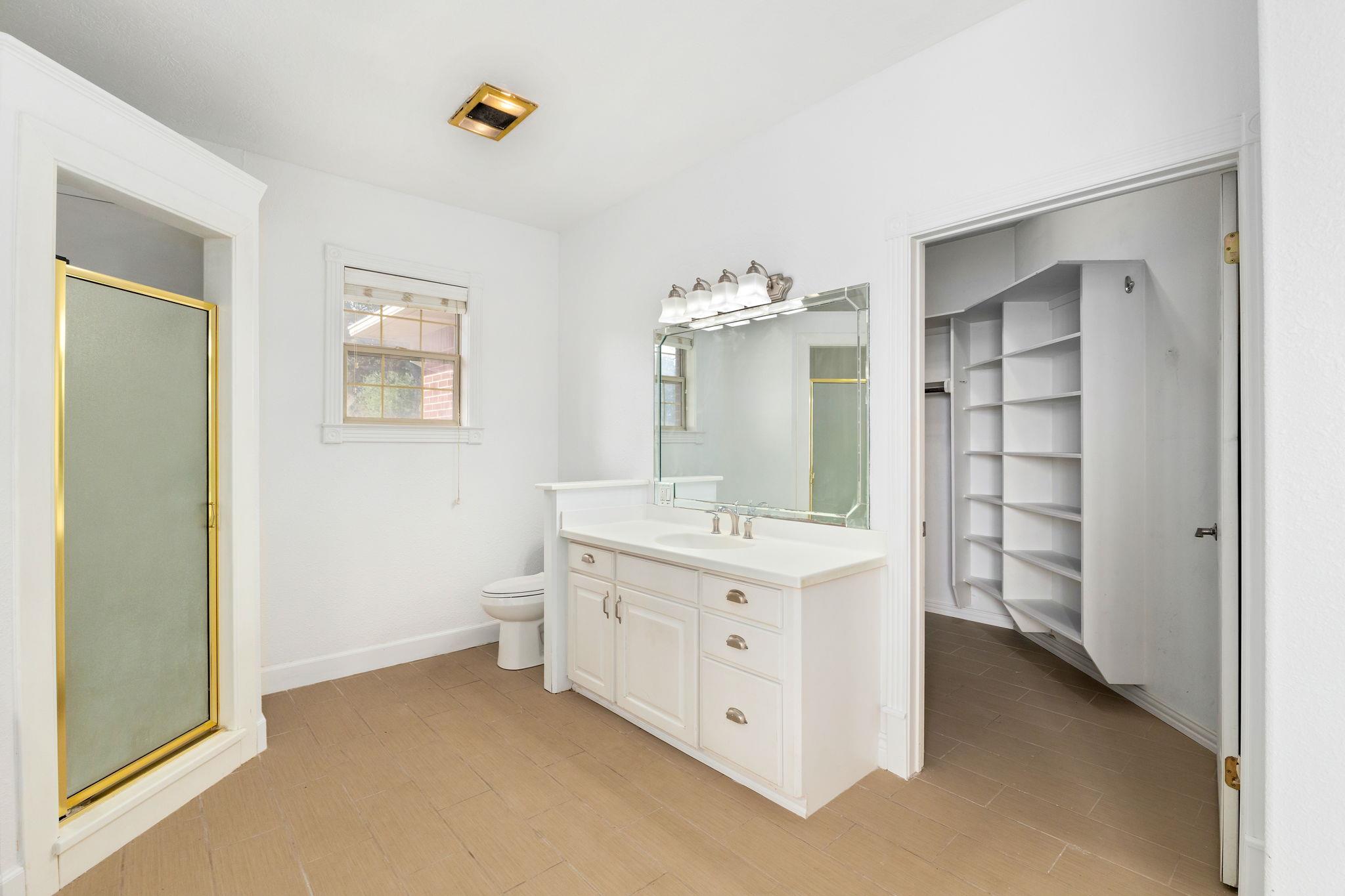 803 S Converse St, Flatonia, TX 78941