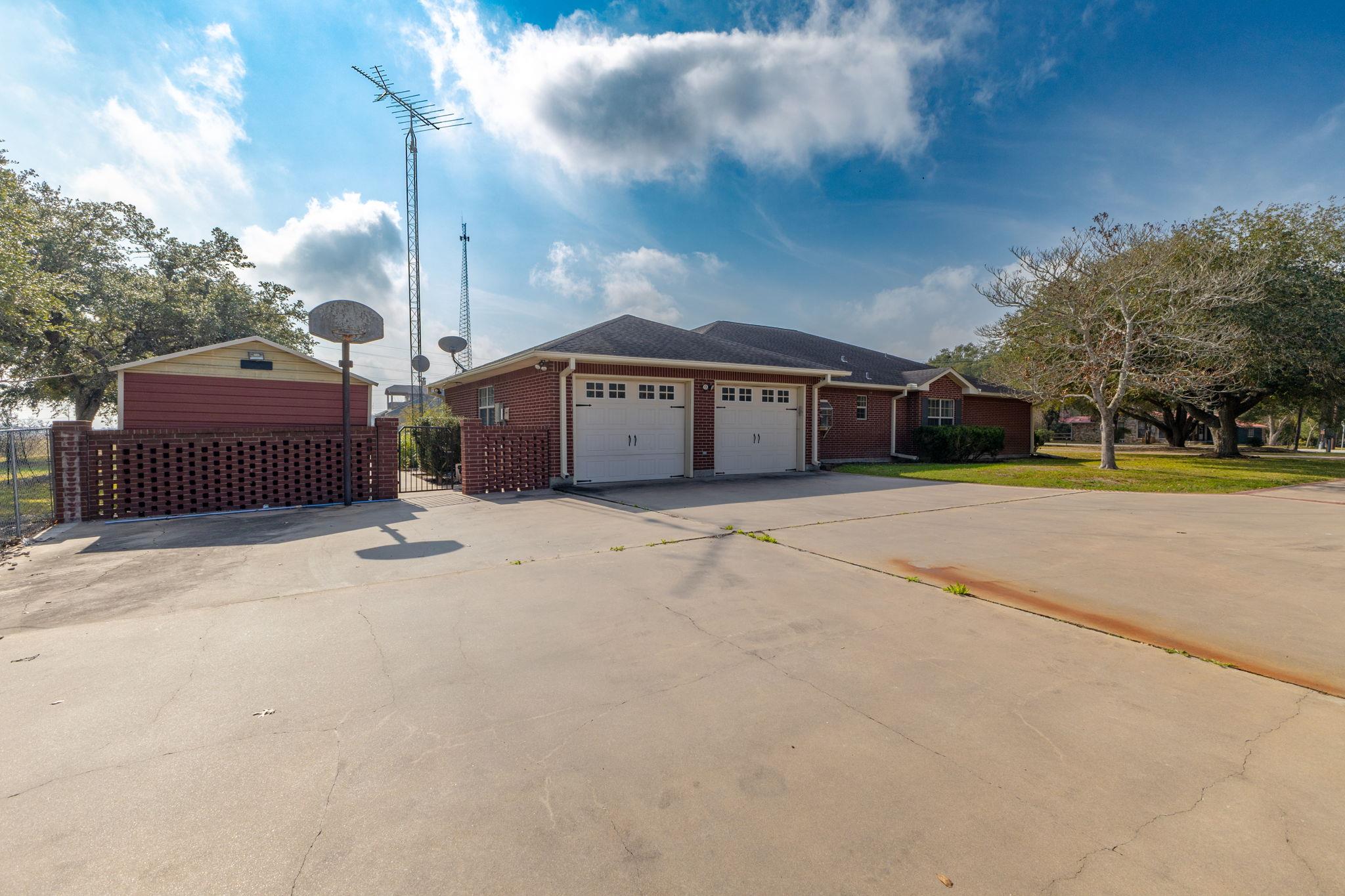 803 S Converse St, Flatonia, TX 78941