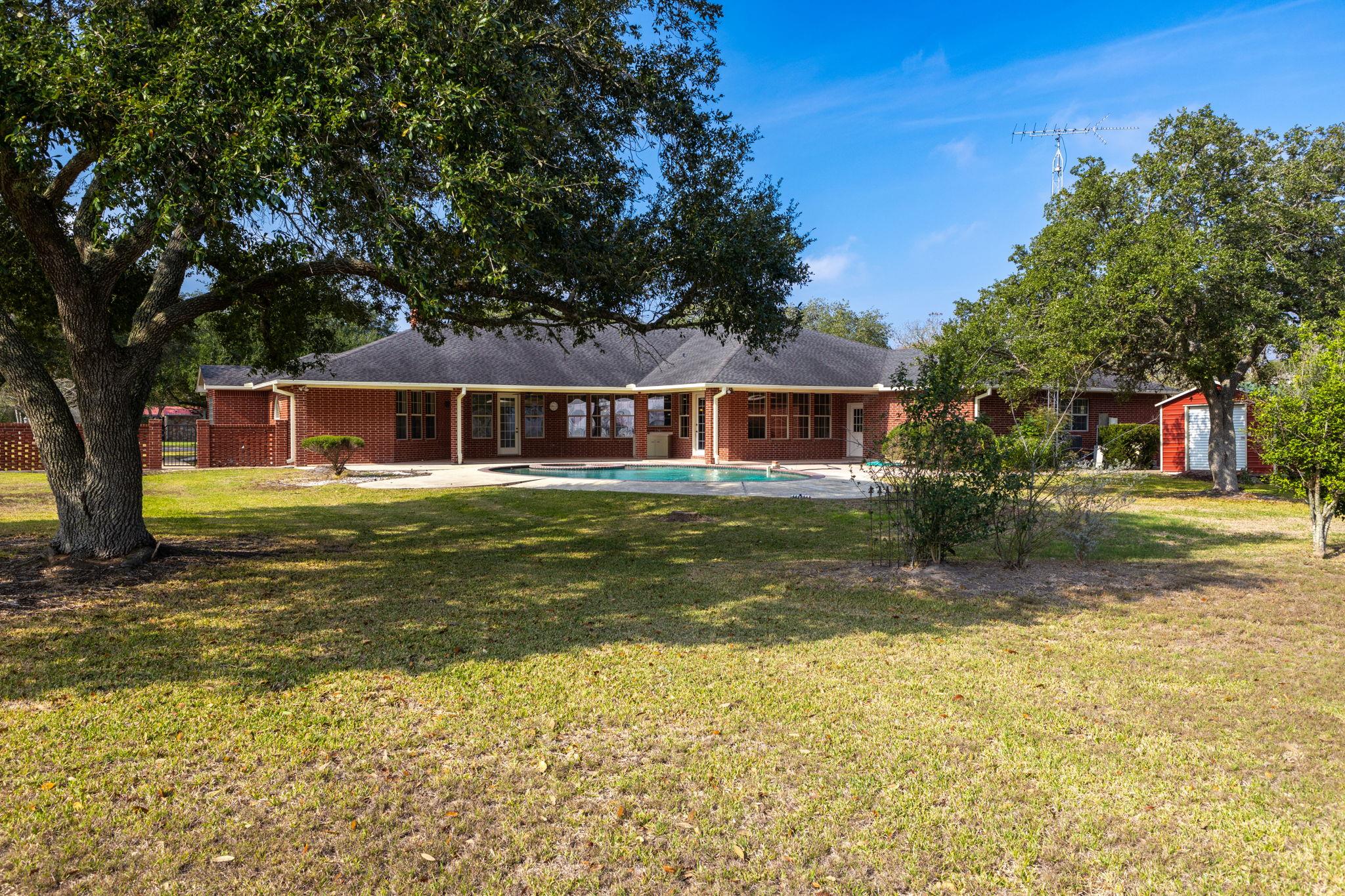 803 S Converse St, Flatonia, TX 78941