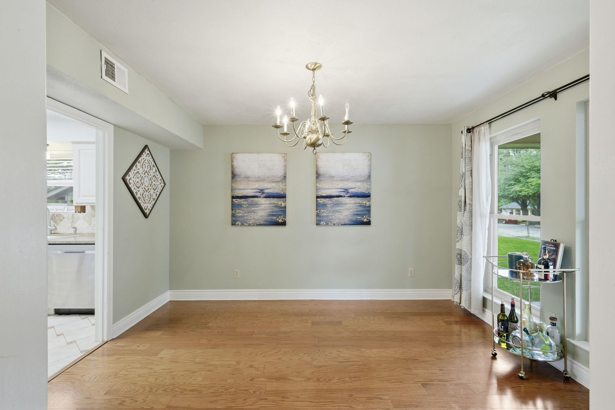 1306 Oakridge Dr, Round Rock, TX 78681