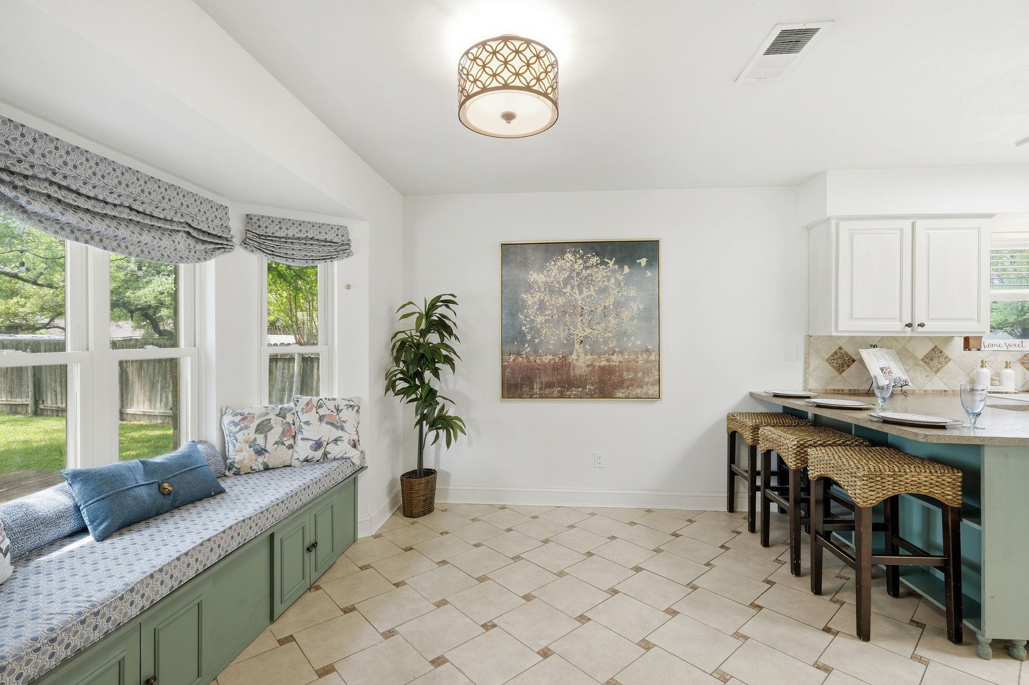 1306 Oakridge Dr, Round Rock, TX 78681