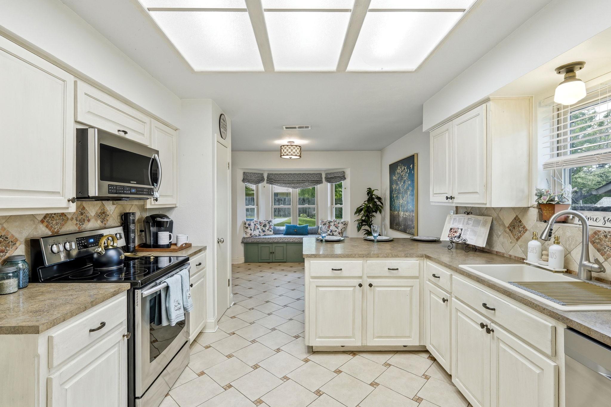 1306 Oakridge Dr, Round Rock, TX 78681