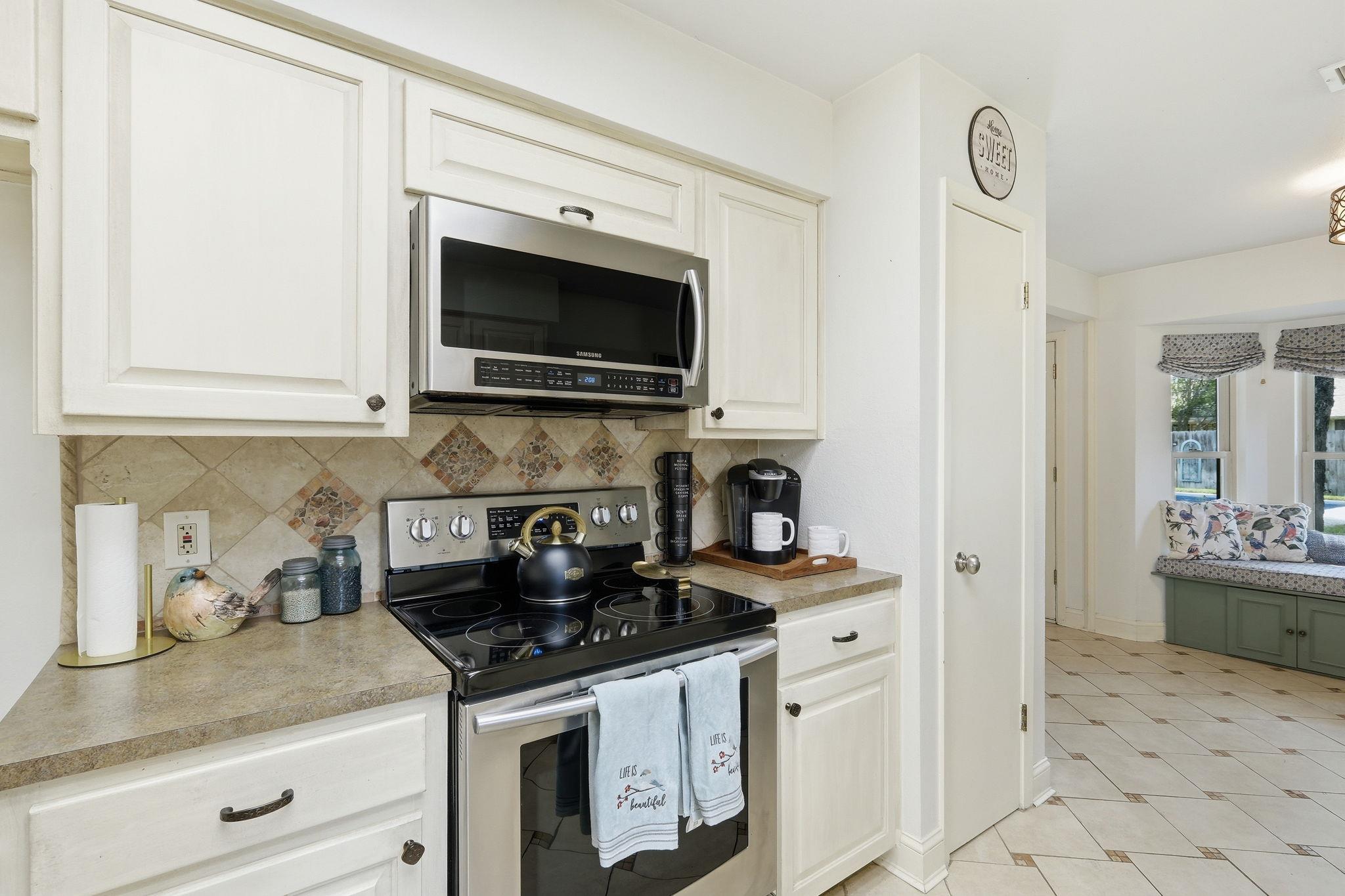 1306 Oakridge Dr, Round Rock, TX 78681