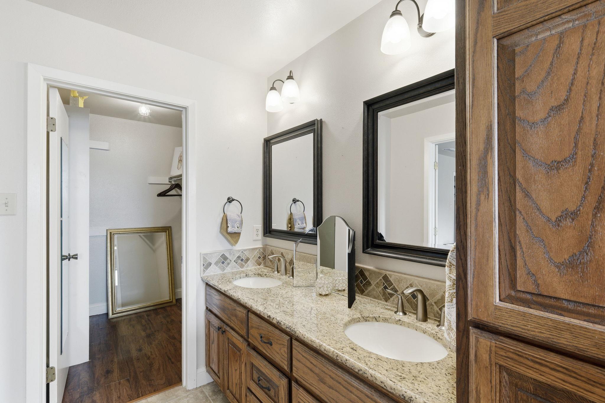 1306 Oakridge Dr, Round Rock, TX 78681