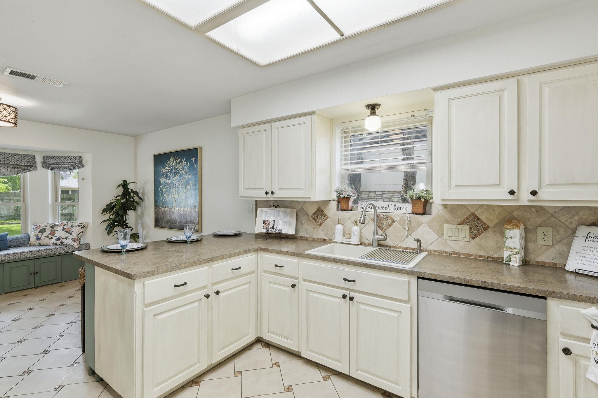 1306 Oakridge Dr, Round Rock, TX 78681