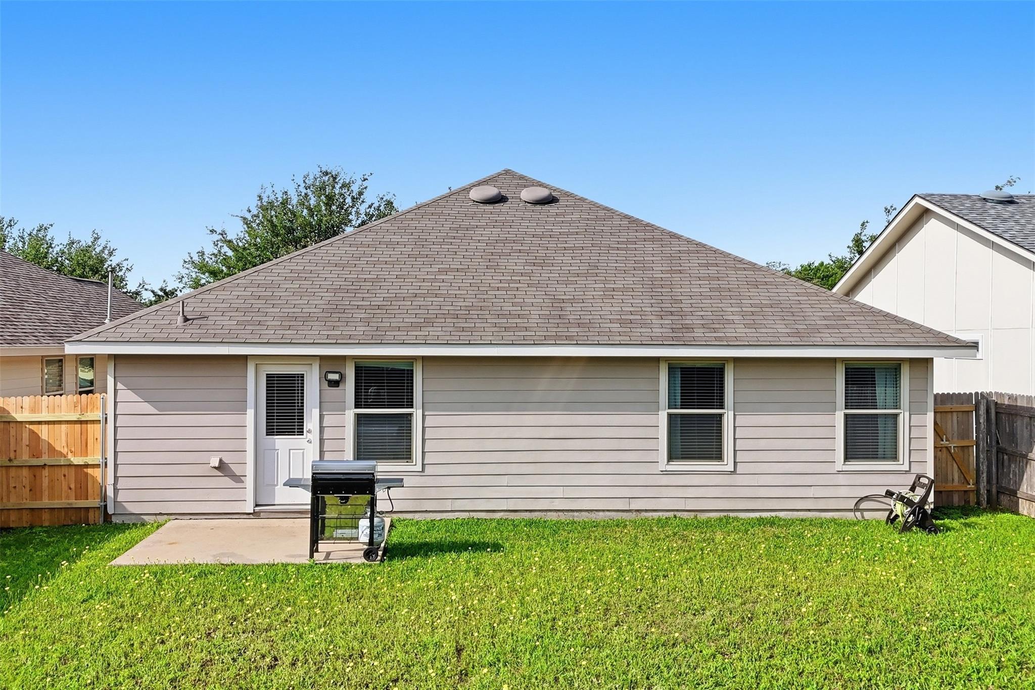 18420 Cloudmore Ln, Elgin, TX 78621