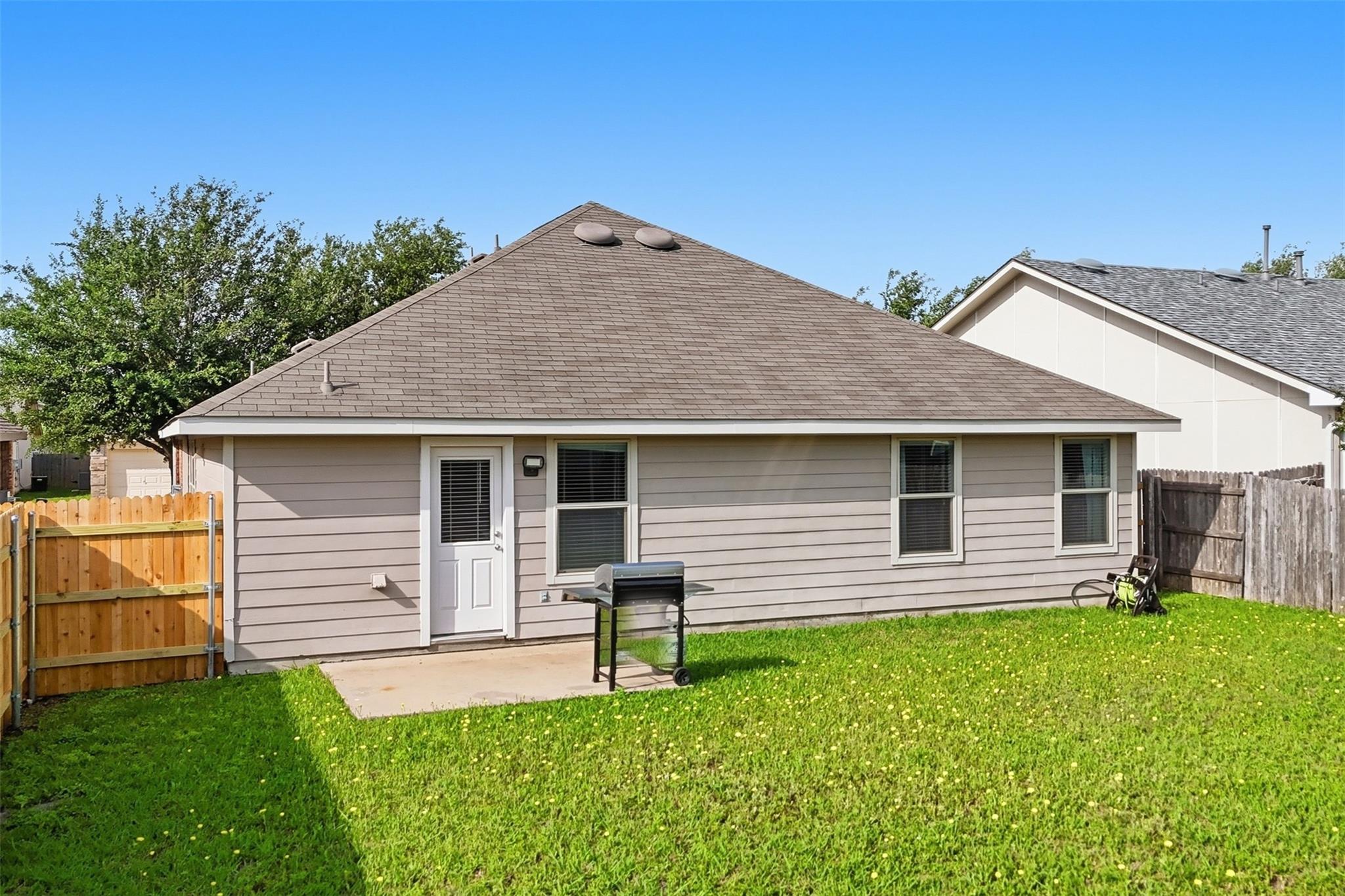 18420 Cloudmore Ln, Elgin, TX 78621