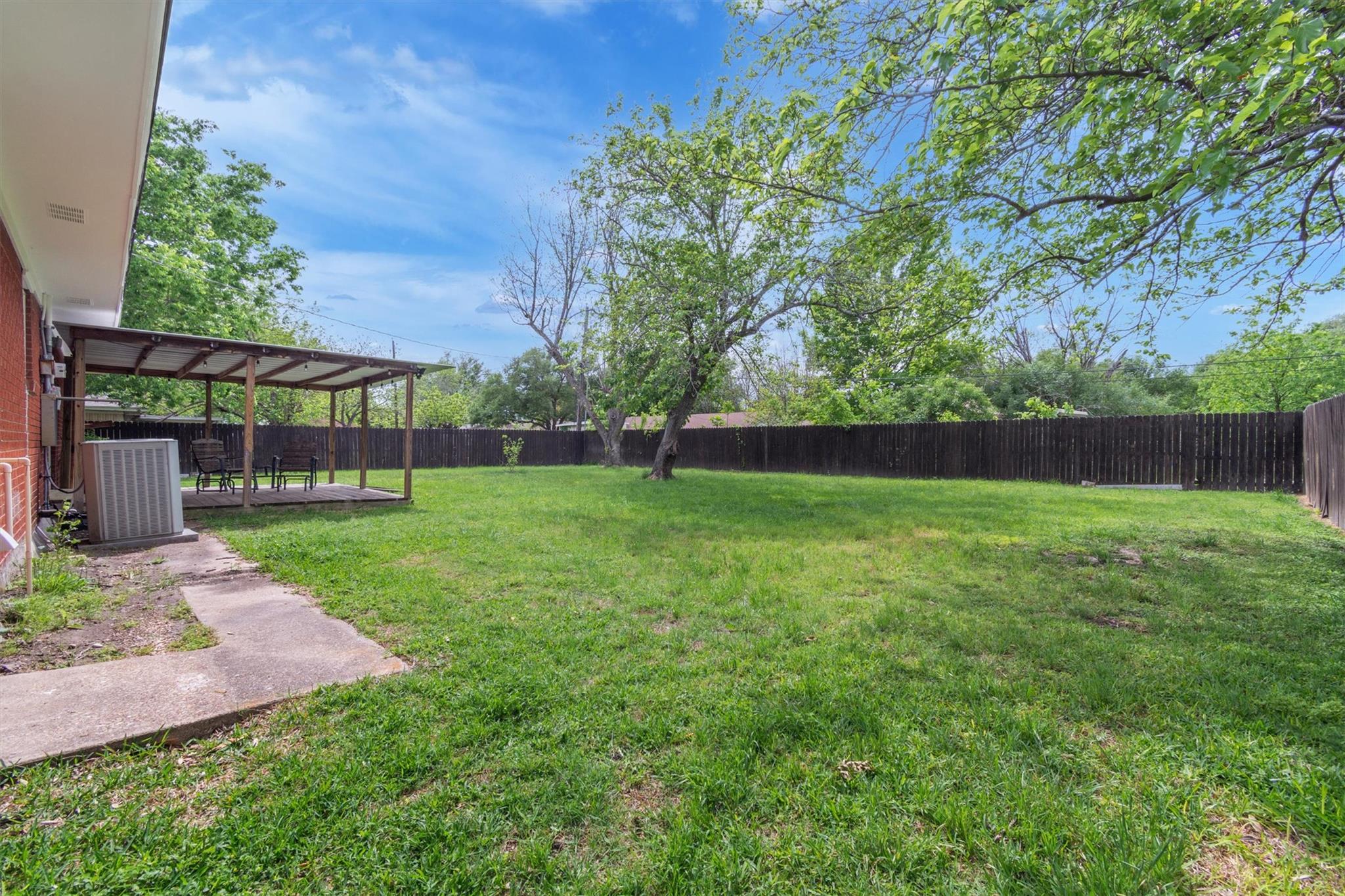 104 S Meadow Dr, Little River Academy, TX 76554