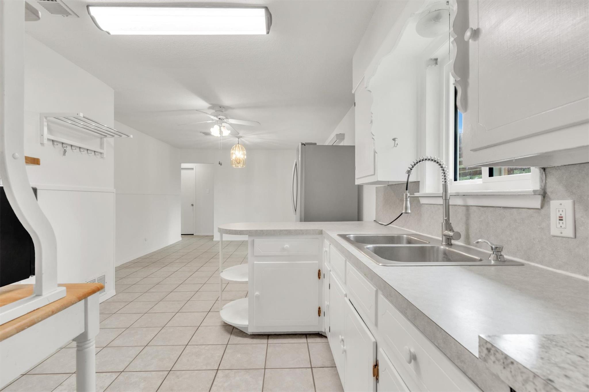 104 S Meadow Dr, Little River Academy, TX 76554