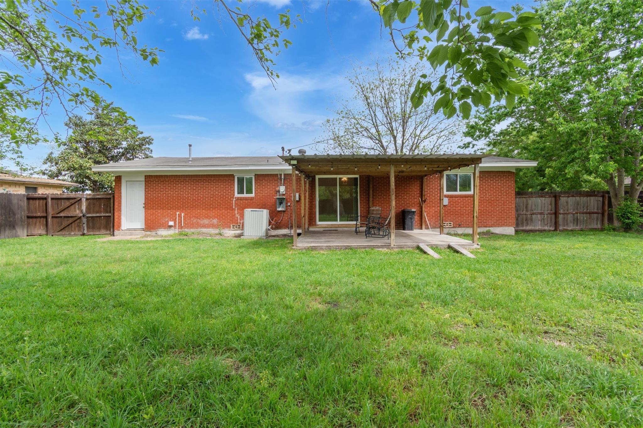 104 S Meadow Dr, Little River Academy, TX 76554