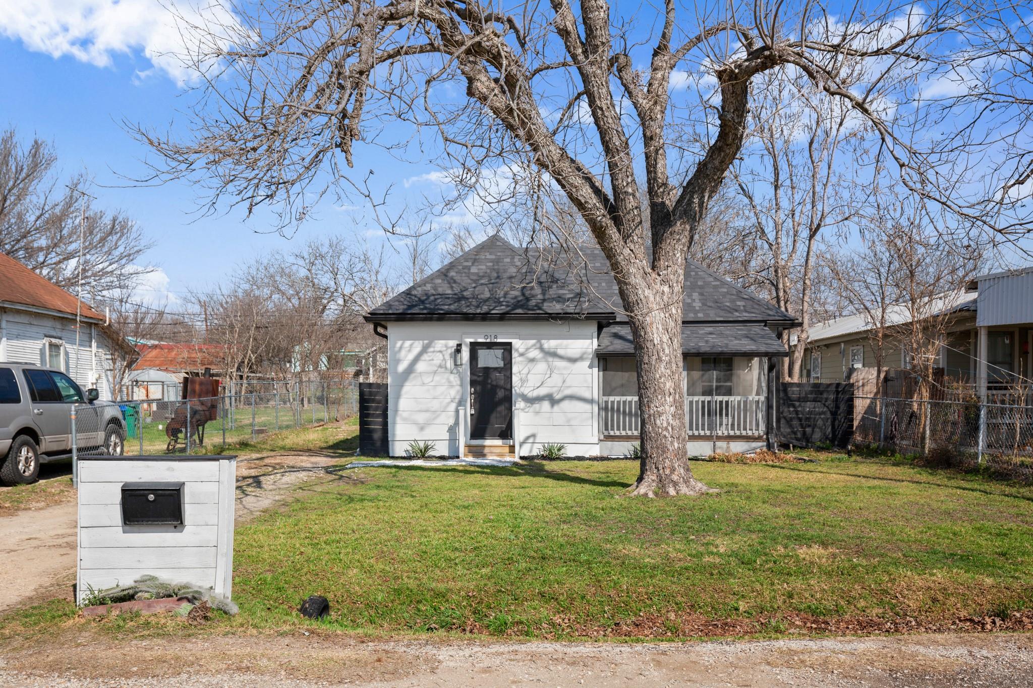 918 W 3rd St, Taylor, TX 76574