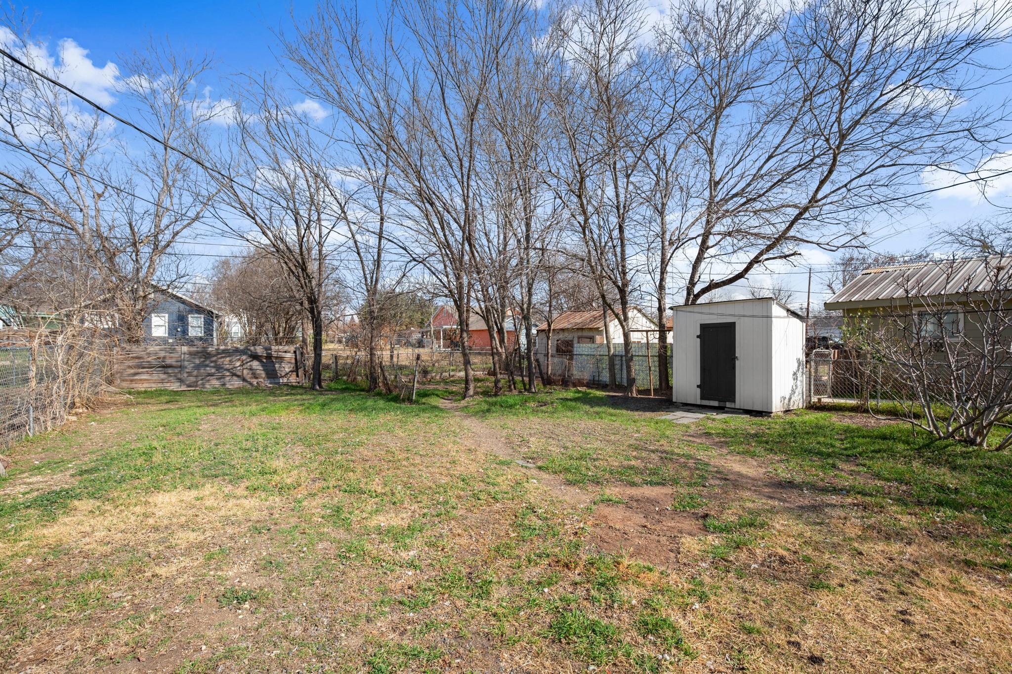 918 W 3rd St, Taylor, TX 76574