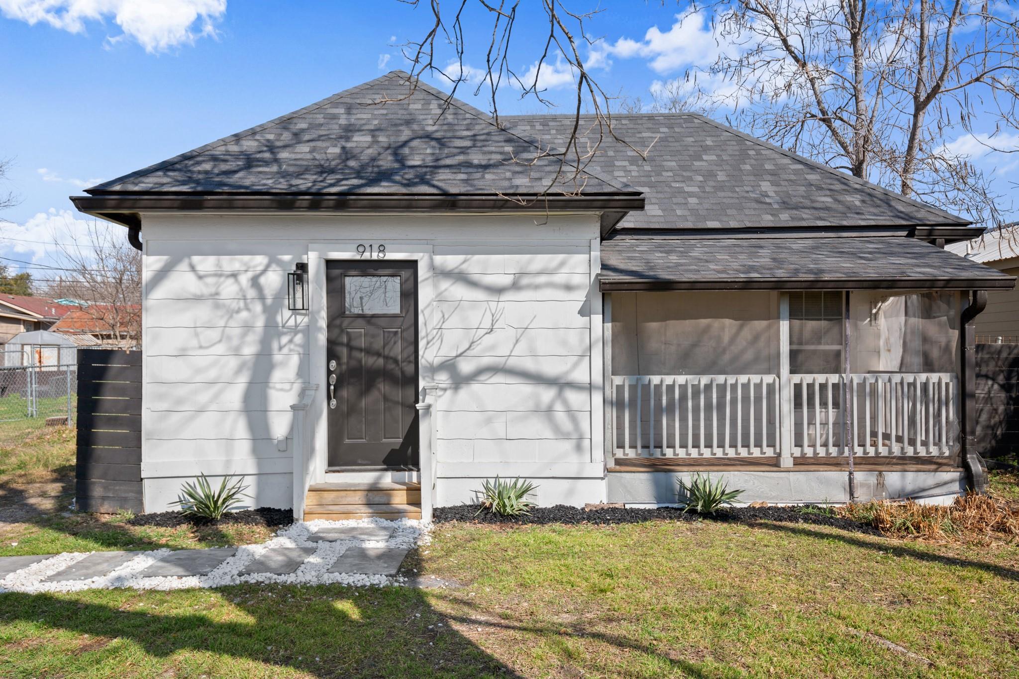 918 W 3rd St, Taylor, TX 76574