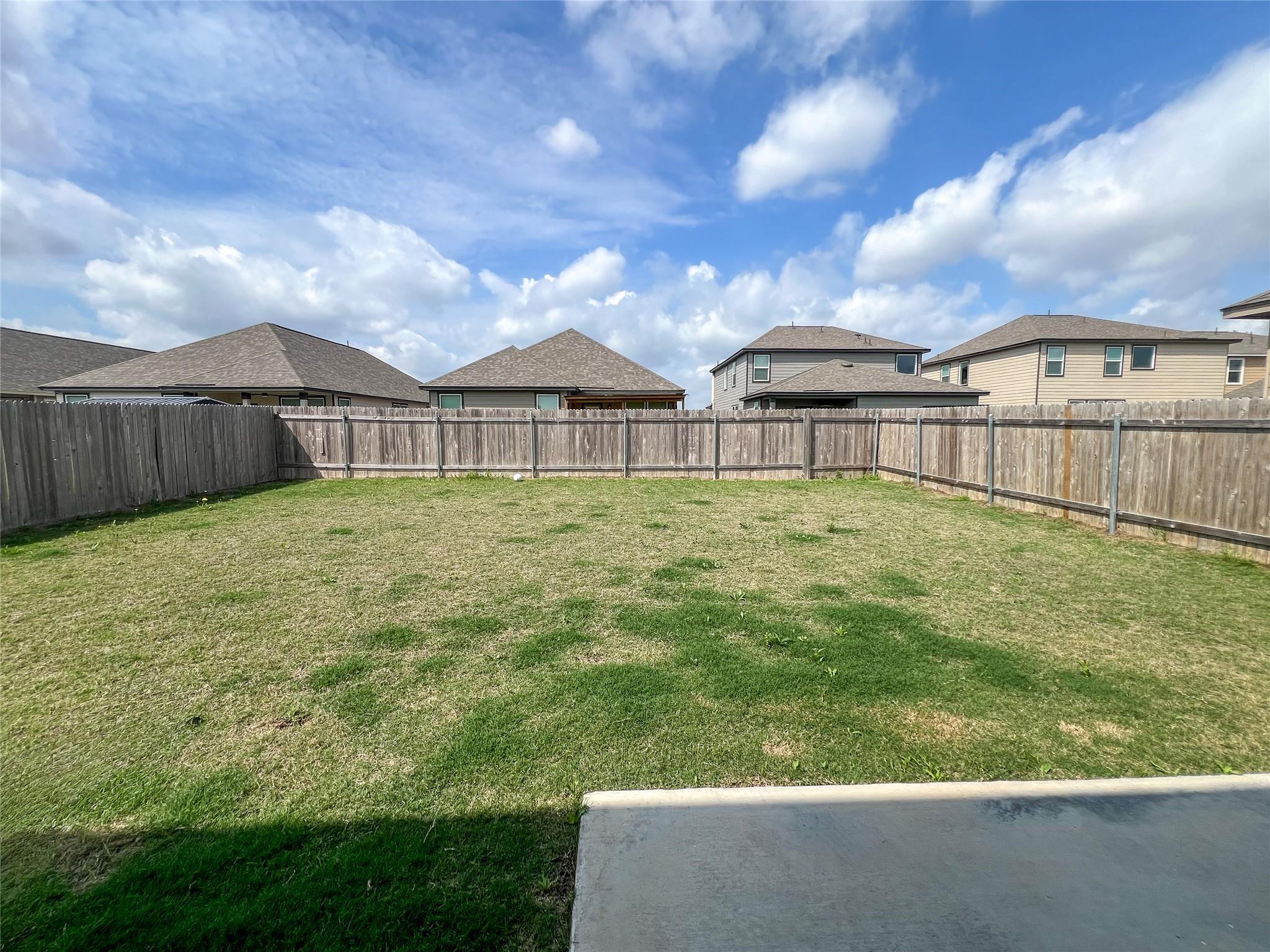 221 Summit Dr, Lockhart, TX 78644