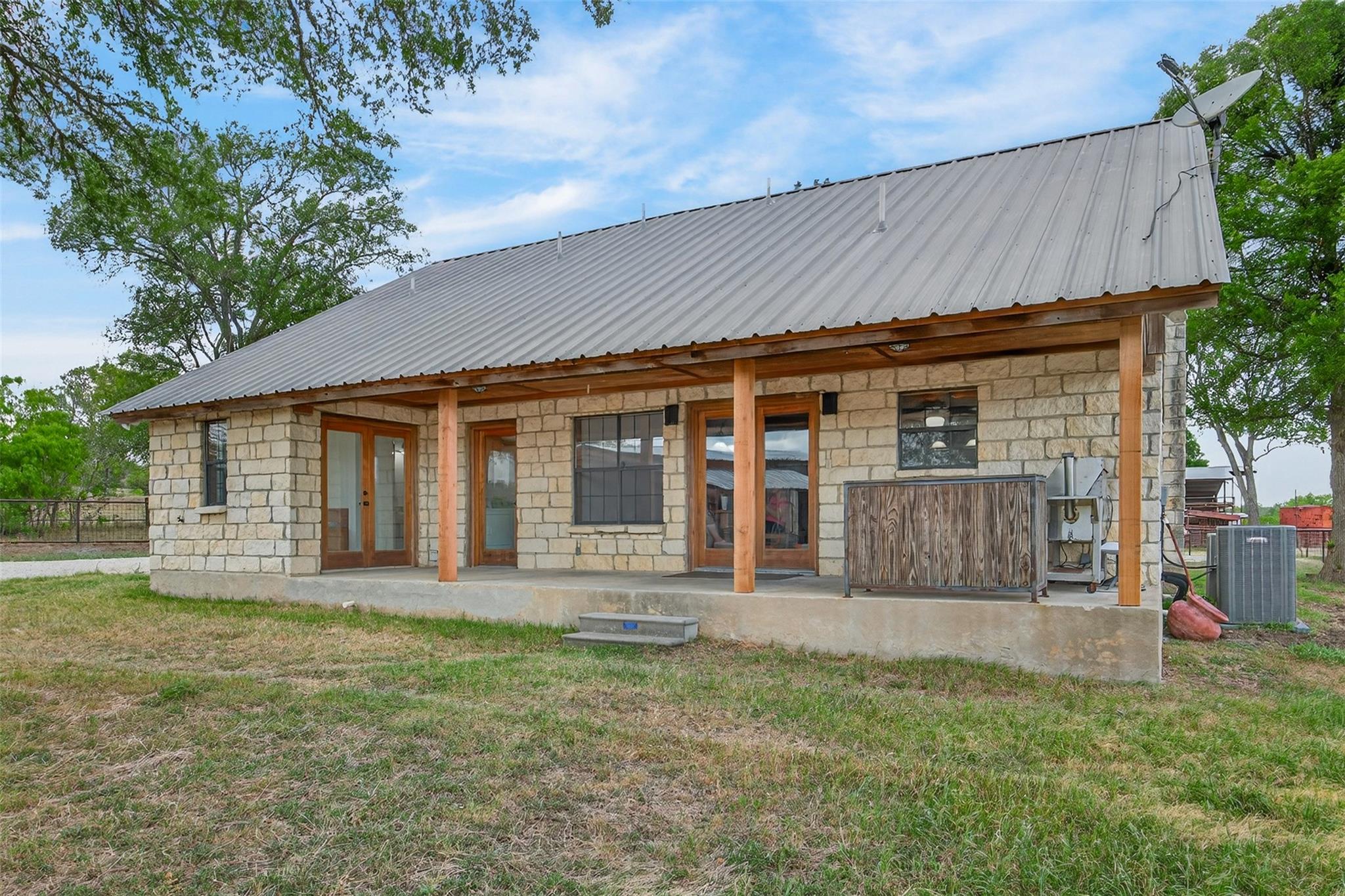 1077 Burdette Wells Rd, Lockhart, TX 78644
