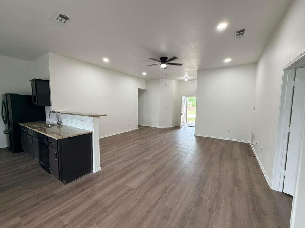 101 Soapstone Dr, Jarrell, TX 76537