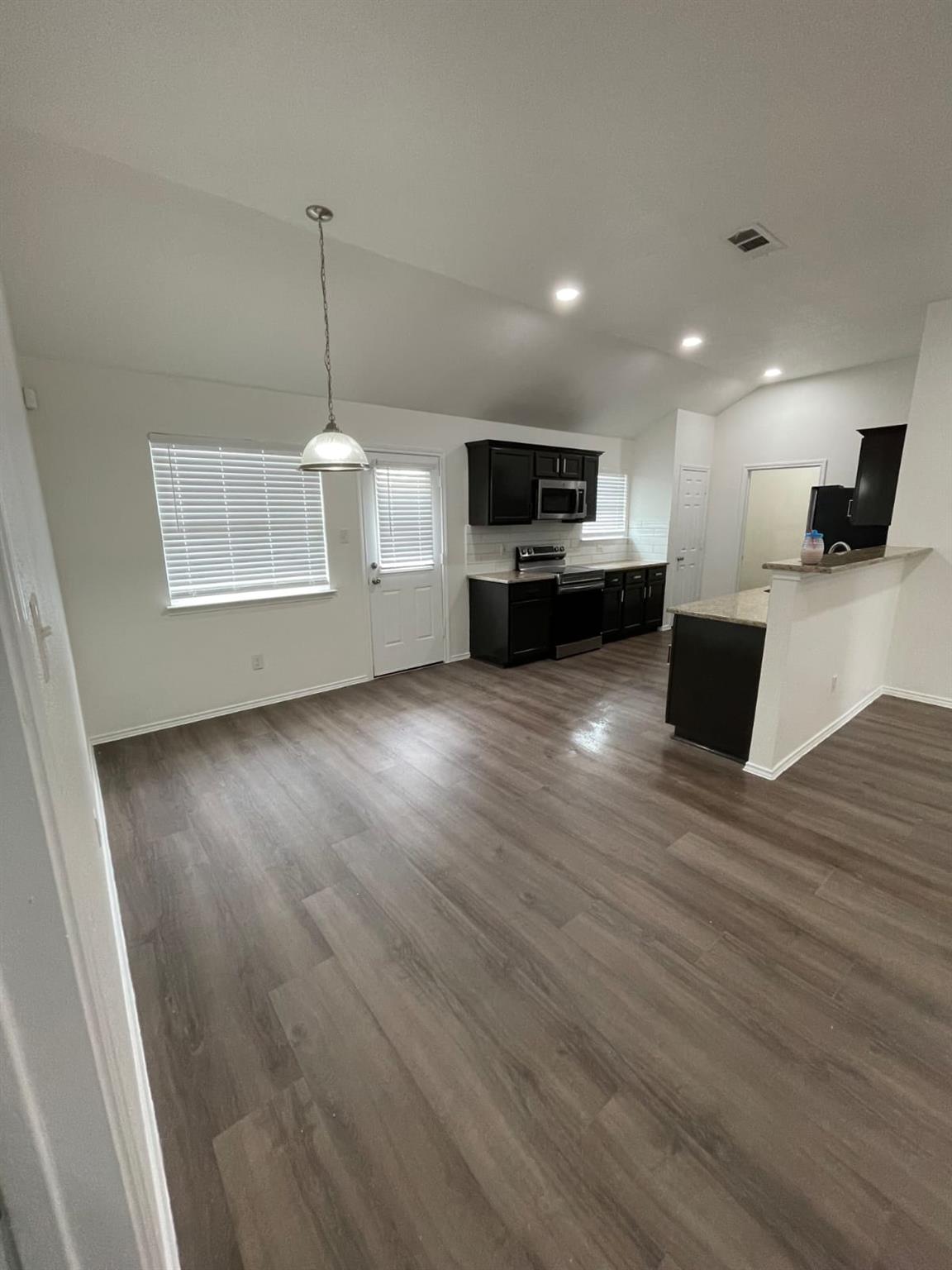 101 Soapstone Dr, Jarrell, TX 76537