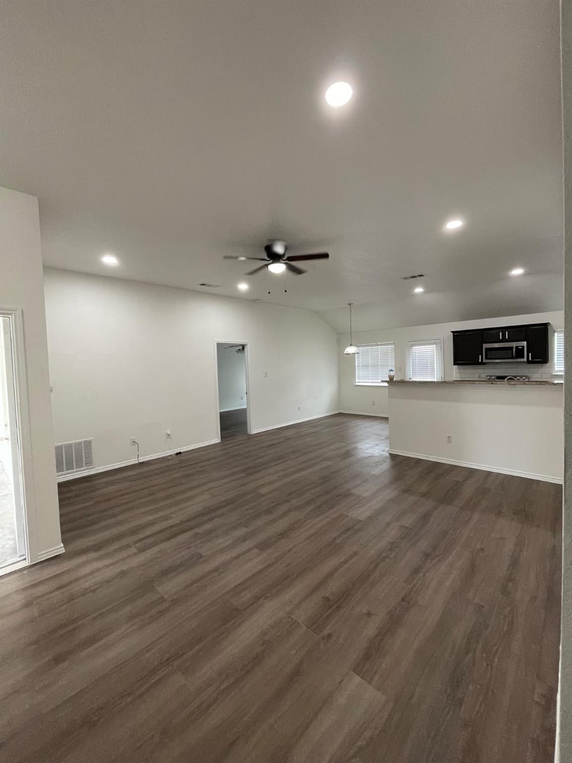 101 Soapstone Dr, Jarrell, TX 76537