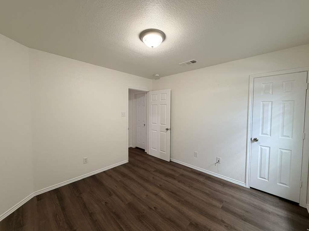 101 Soapstone Dr, Jarrell, TX 76537