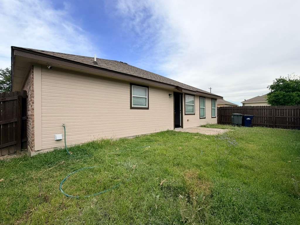 101 Soapstone Dr, Jarrell, TX 76537