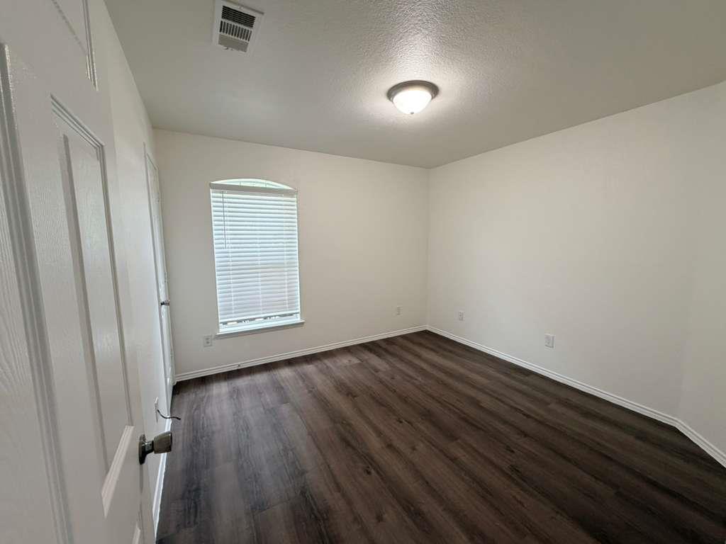 101 Soapstone Dr, Jarrell, TX 76537