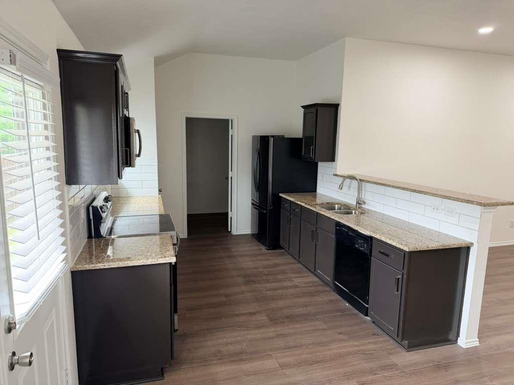 101 Soapstone Dr, Jarrell, TX 76537