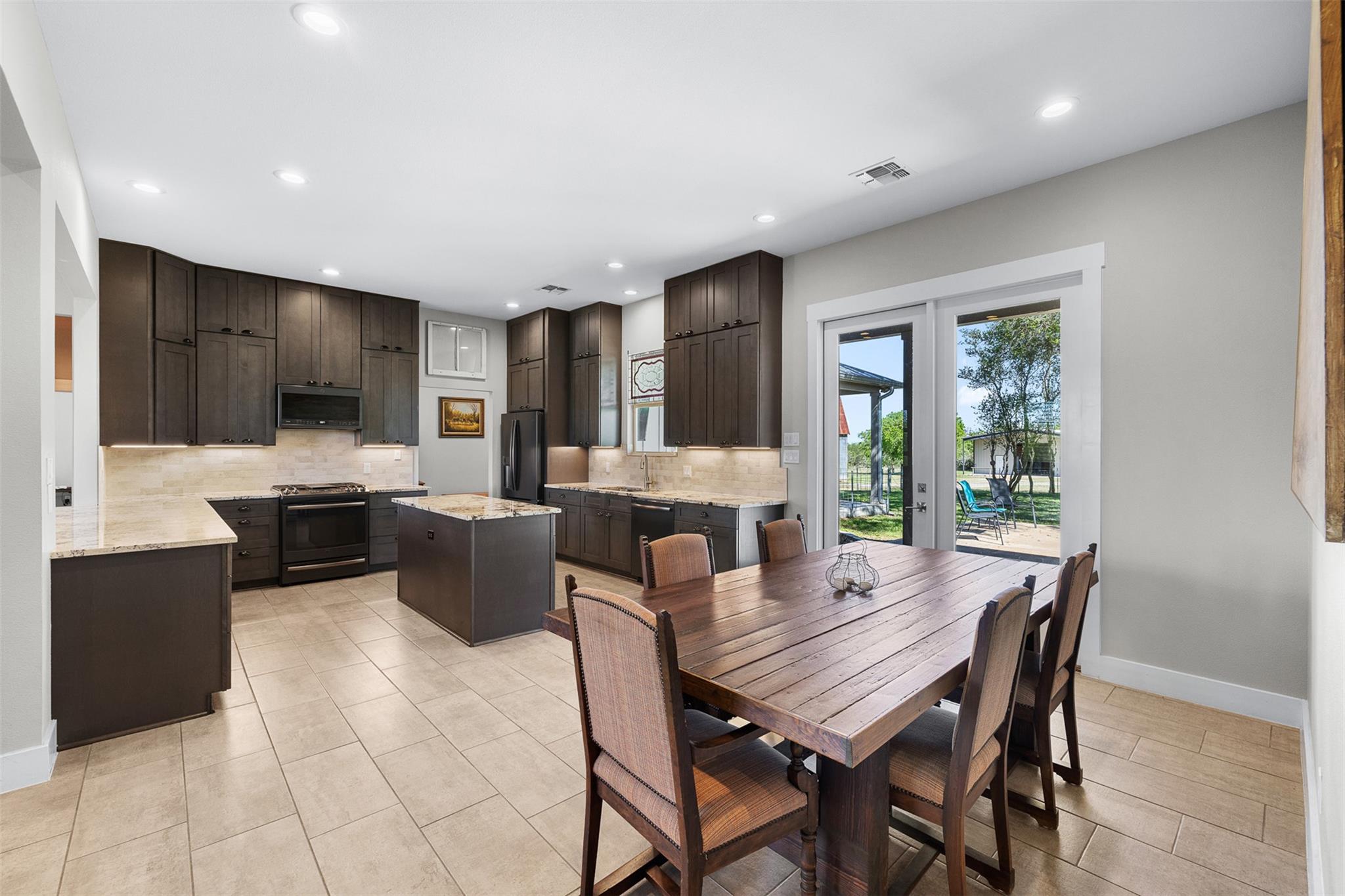 2345 Frank Rd, La Grange, TX 78945