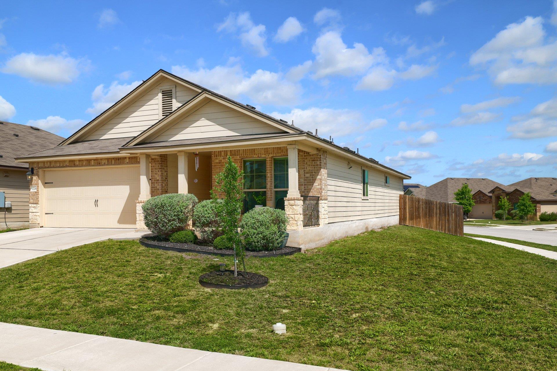 1704 T H Johnson Dr, Taylor, TX 76574